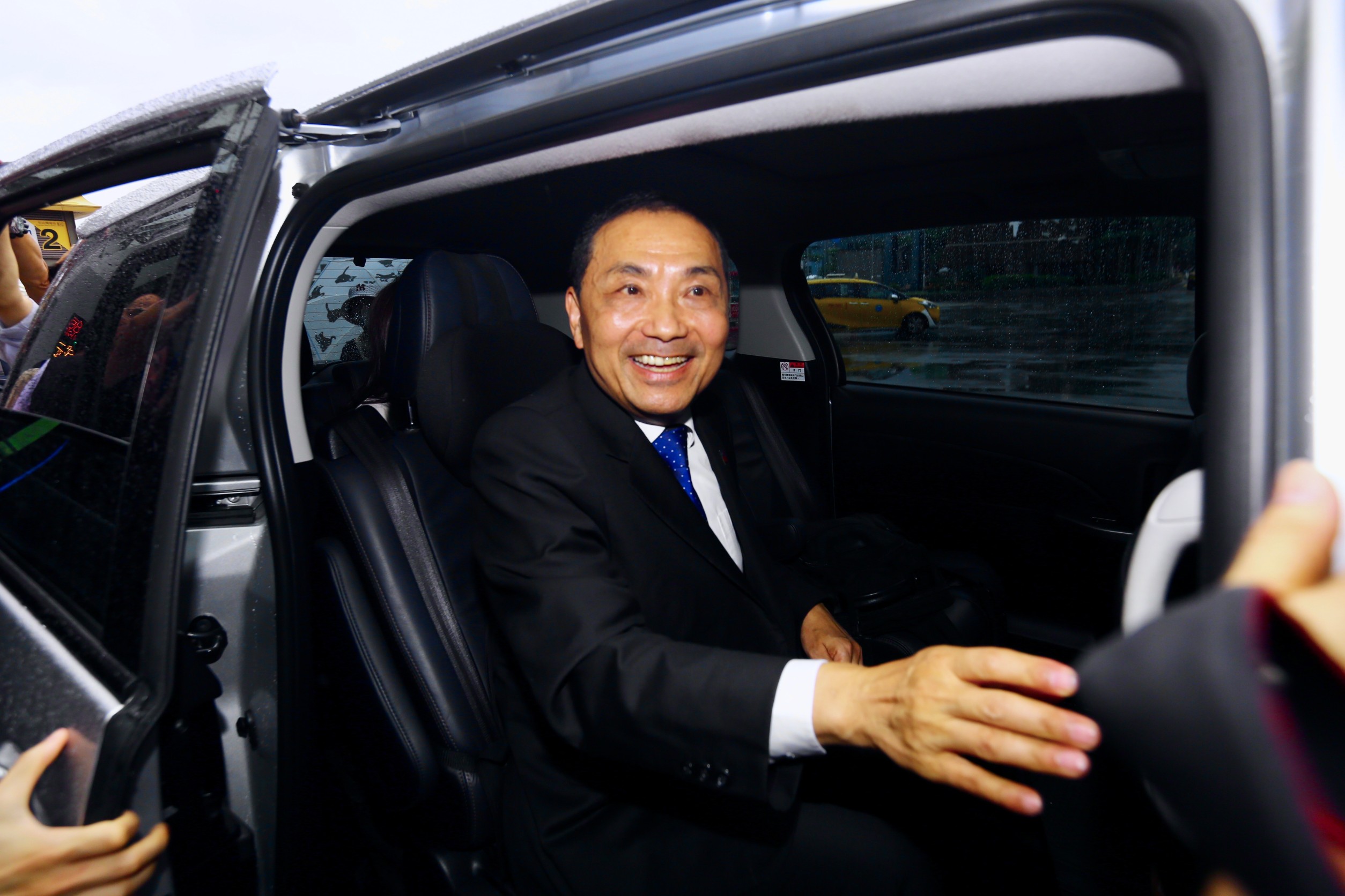 侯友宜力拚擺脫「老三」低迷聲勢，祭出每位立委提名人20萬元補助設置總統立委聯合競選看板。（本刊資料照）