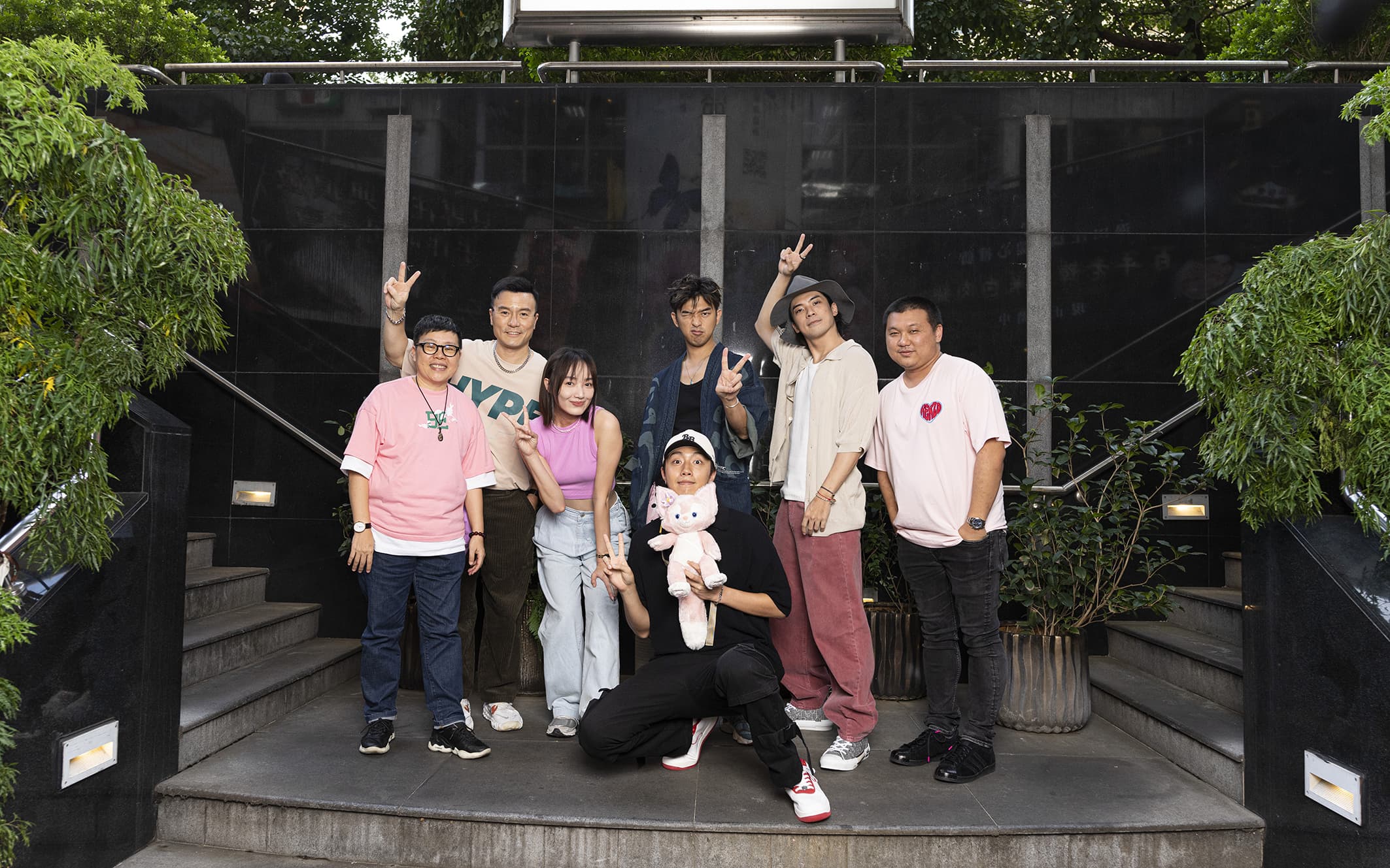 電影《還錢》舉辦殺青宴，包括監製葉如芬（左起）、演員李銘忠、蔡思韵 、陳柏霖、蔡凡熙（前）、林哲熹、導演王鼎霖等出席。（甲上提供）