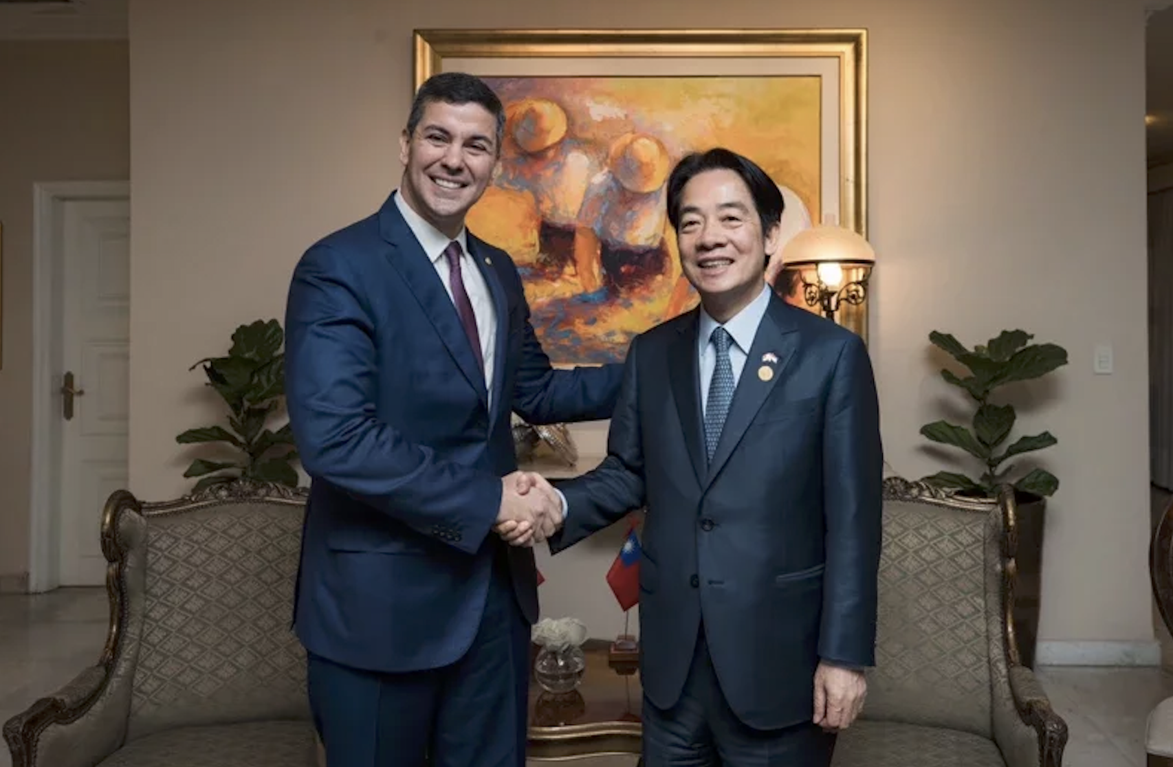 賴清德（右）與巴拉圭新任總統貝尼亞會晤。（總統府提供）