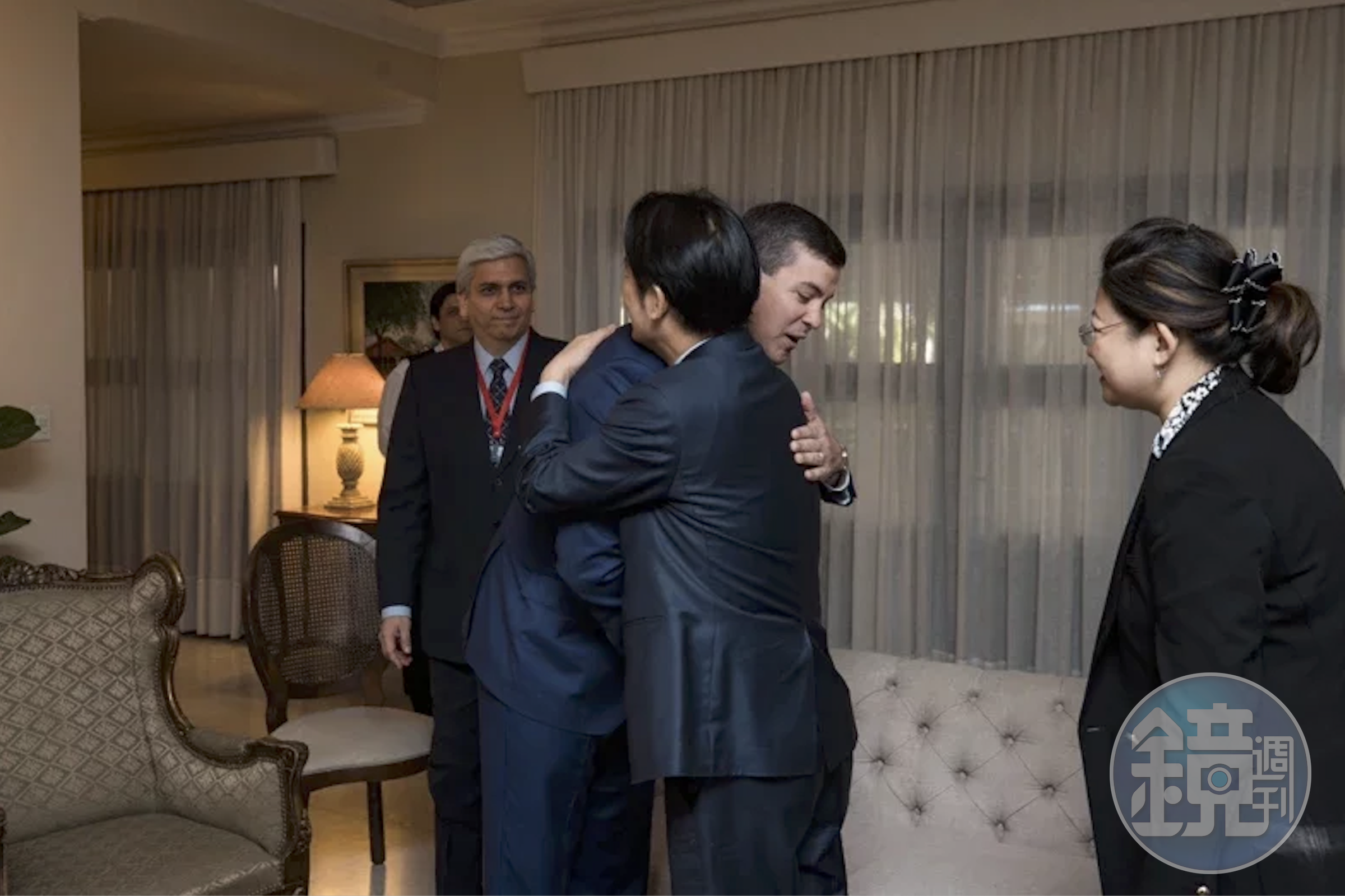 賴清德與拉圭新總統貝尼亞見面，雙方大擁抱。（總統府提供）