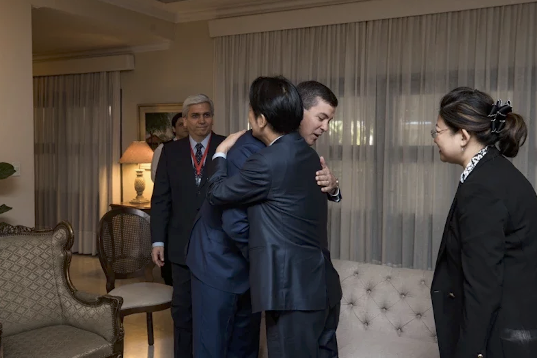 賴清德與拉圭新總統貝尼亞見面，雙方大擁抱。（總統府提供）