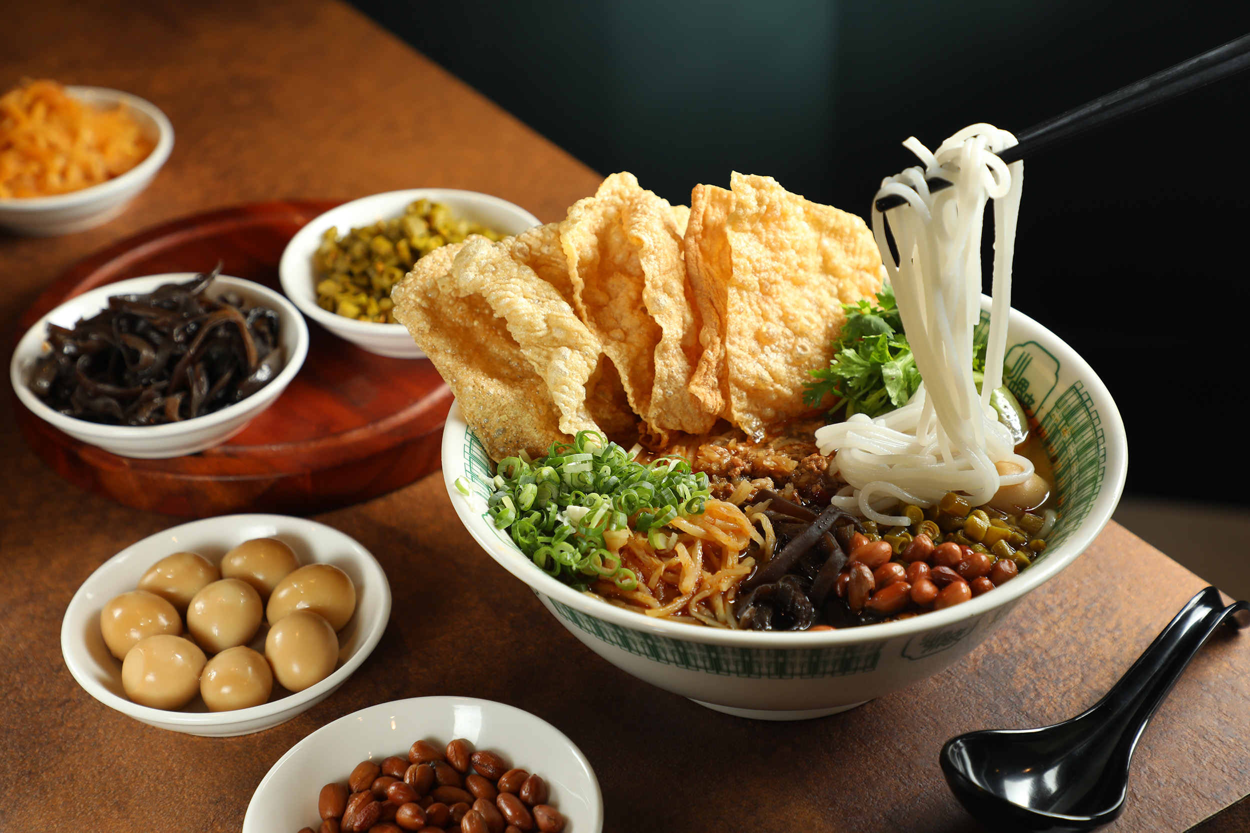 螺螄粉必須以石螺與大骨熬製湯底，加上天然發酵酸筍與爽滑米線，這碗開胃湯麵才算完整。