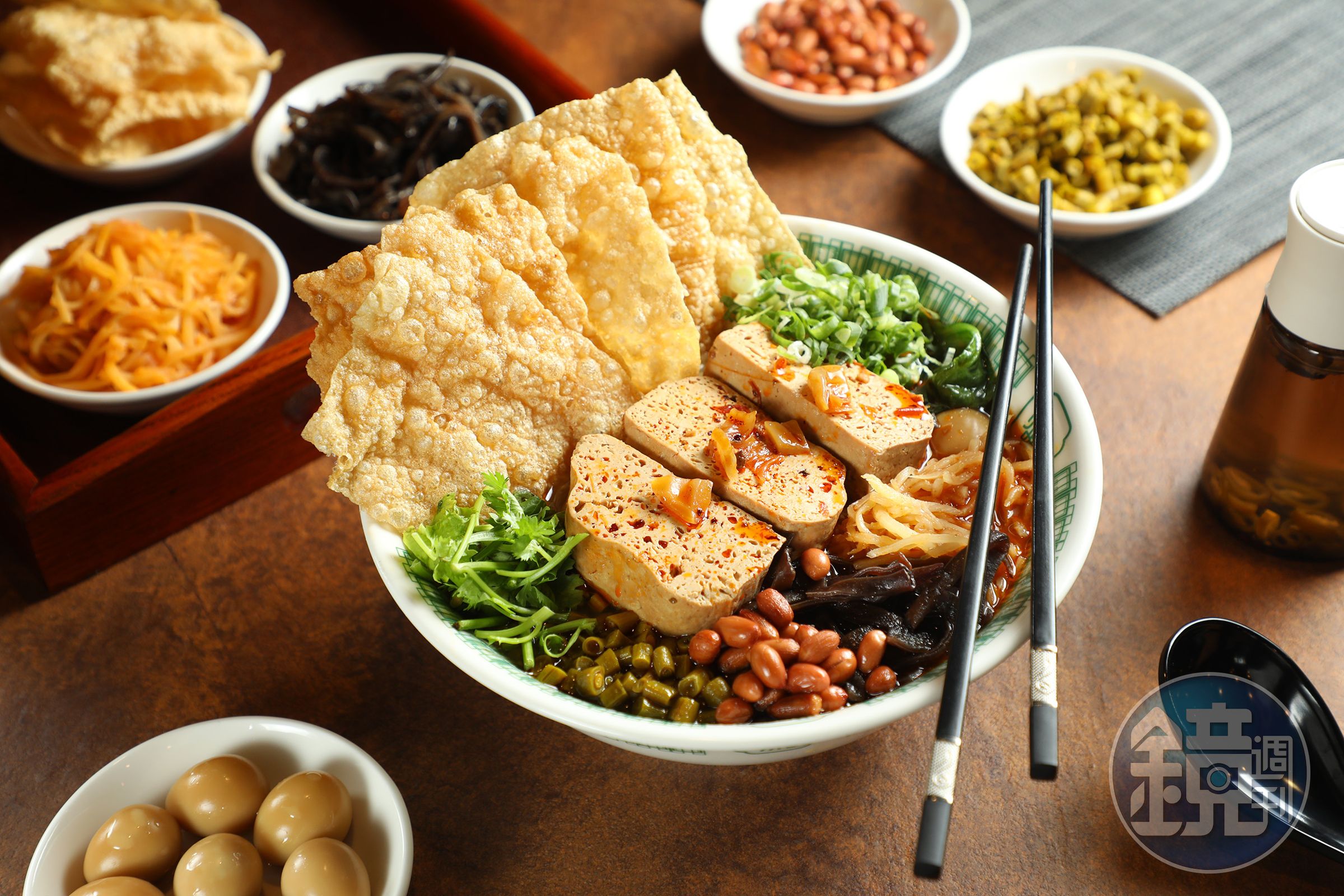 以臭豆腐入菜的「經典炸臭臭豆腐螺螄粉」以酸筍非常百搭，也是本季超受歡迎的人氣餐點。（210元／碗）