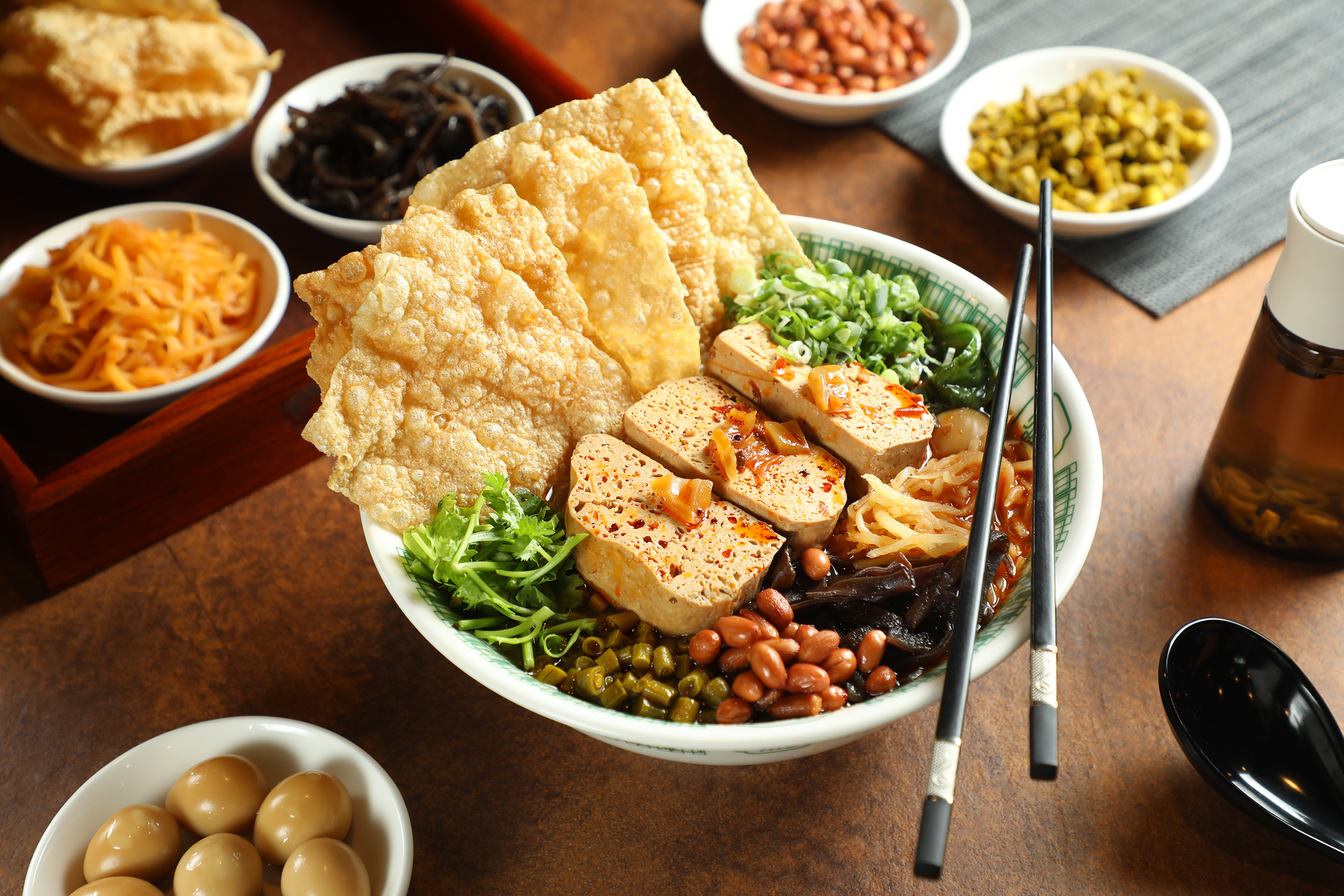 以臭豆腐入菜的「經典炸臭臭豆腐螺螄粉」以酸筍非常百搭，也是本季超受歡迎的人氣餐點。（210元／碗）