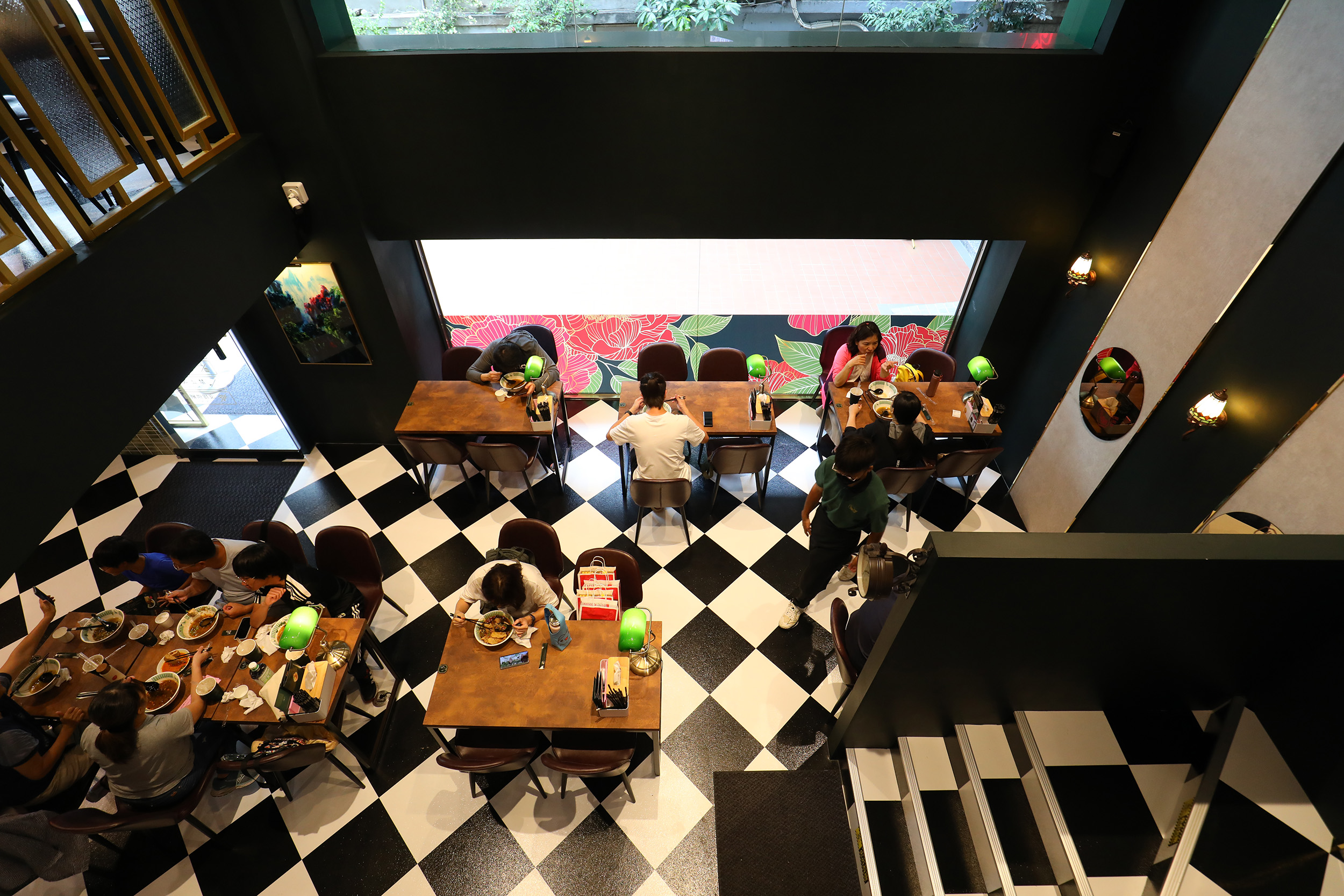 板橋店是小螺波第五間分店，在今年7月開幕，總共2層樓，用餐區座位充足且空間寬敞。 