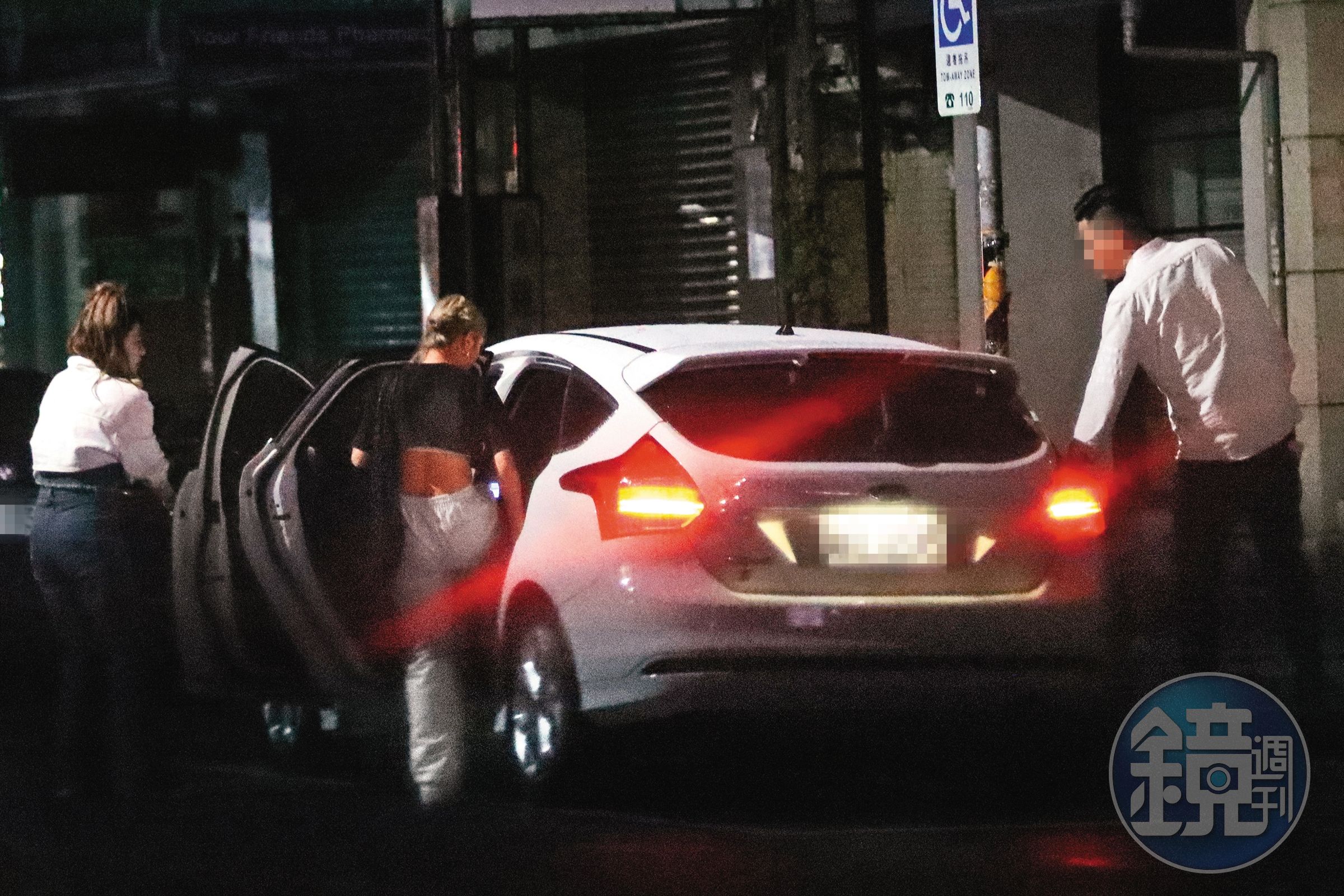 02：38 女鮪魚（中）和小優（左）住在同社區，由小優開車載她和男友（右）回家。