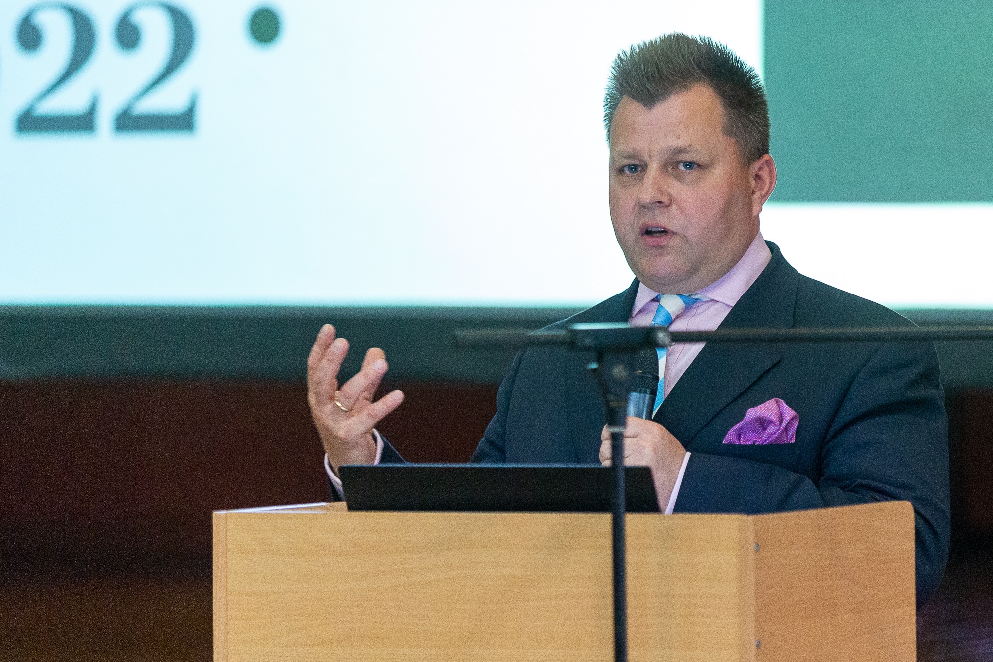 立陶宛外交部副部長艾德梅納斯（圖）因酒駕請辭。（翻攝自Mantas Adomėnas臉書）