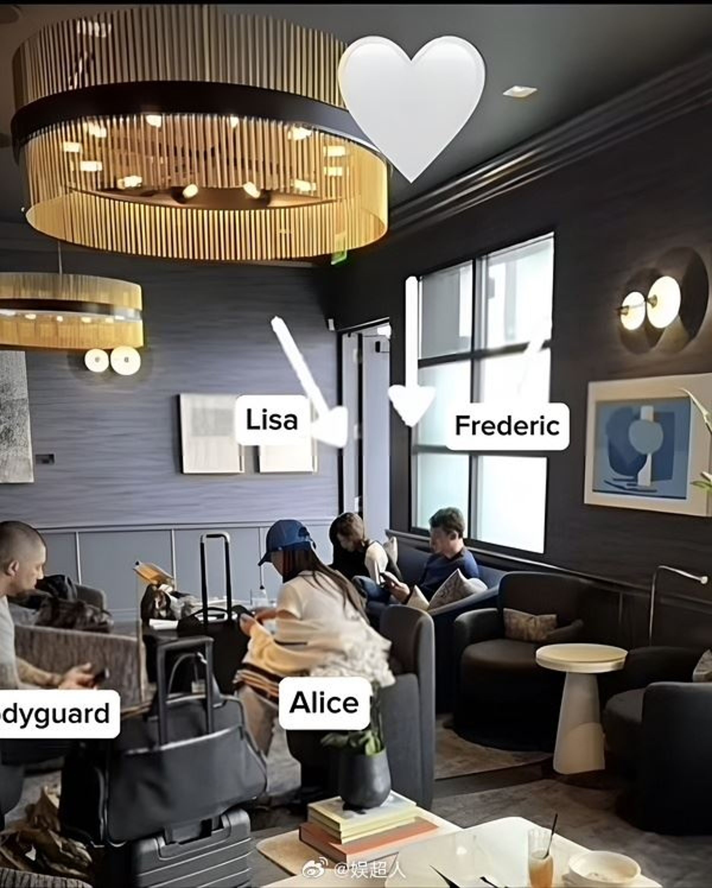 候機室裡另外還有Lisa的助理Alice,及一名保鑣。(翻攝自微博)