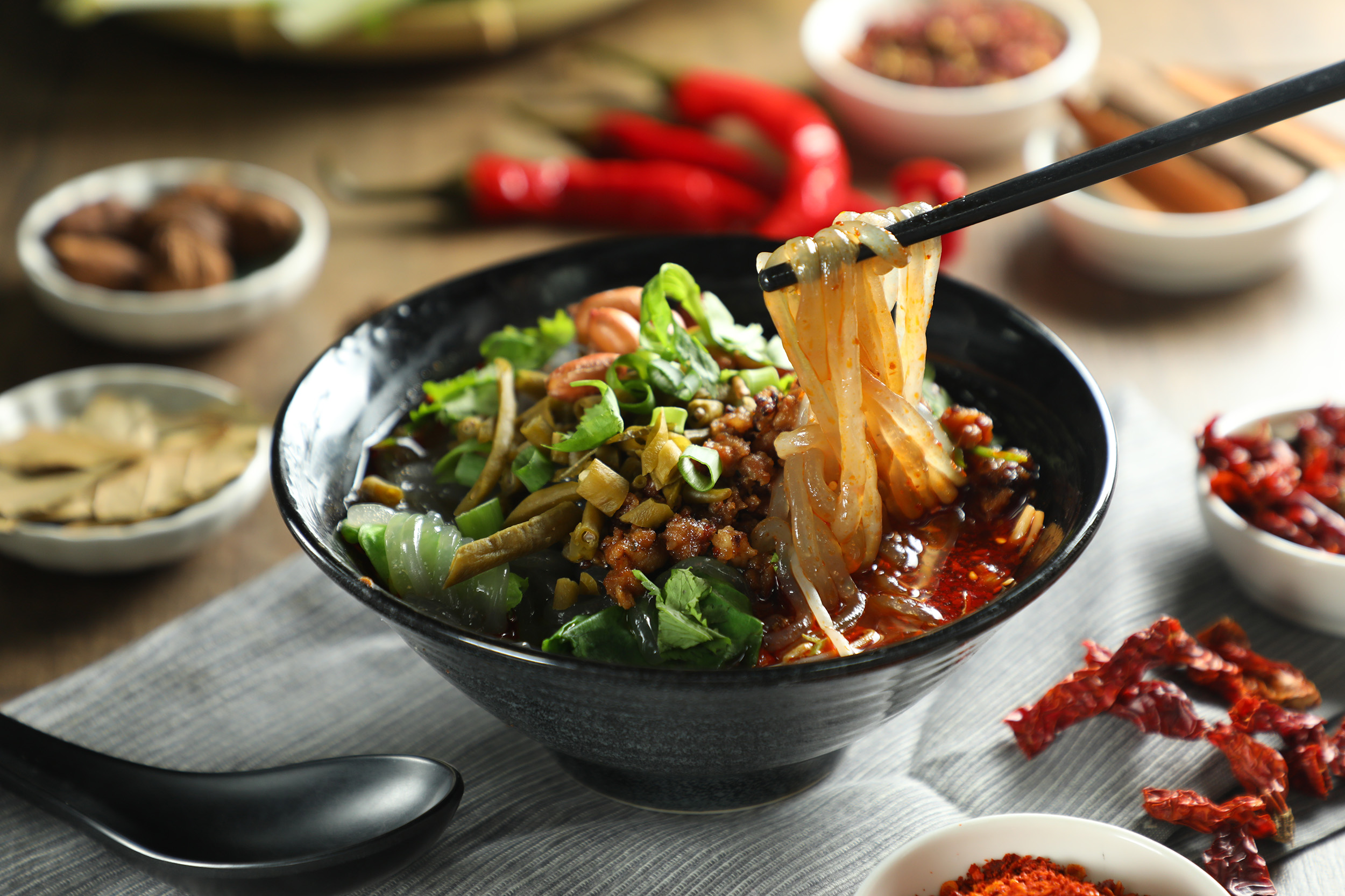 位於北市捷運古亭站附近的「蜀來飽川味麵」,專賣酸辣粉等四川小吃。