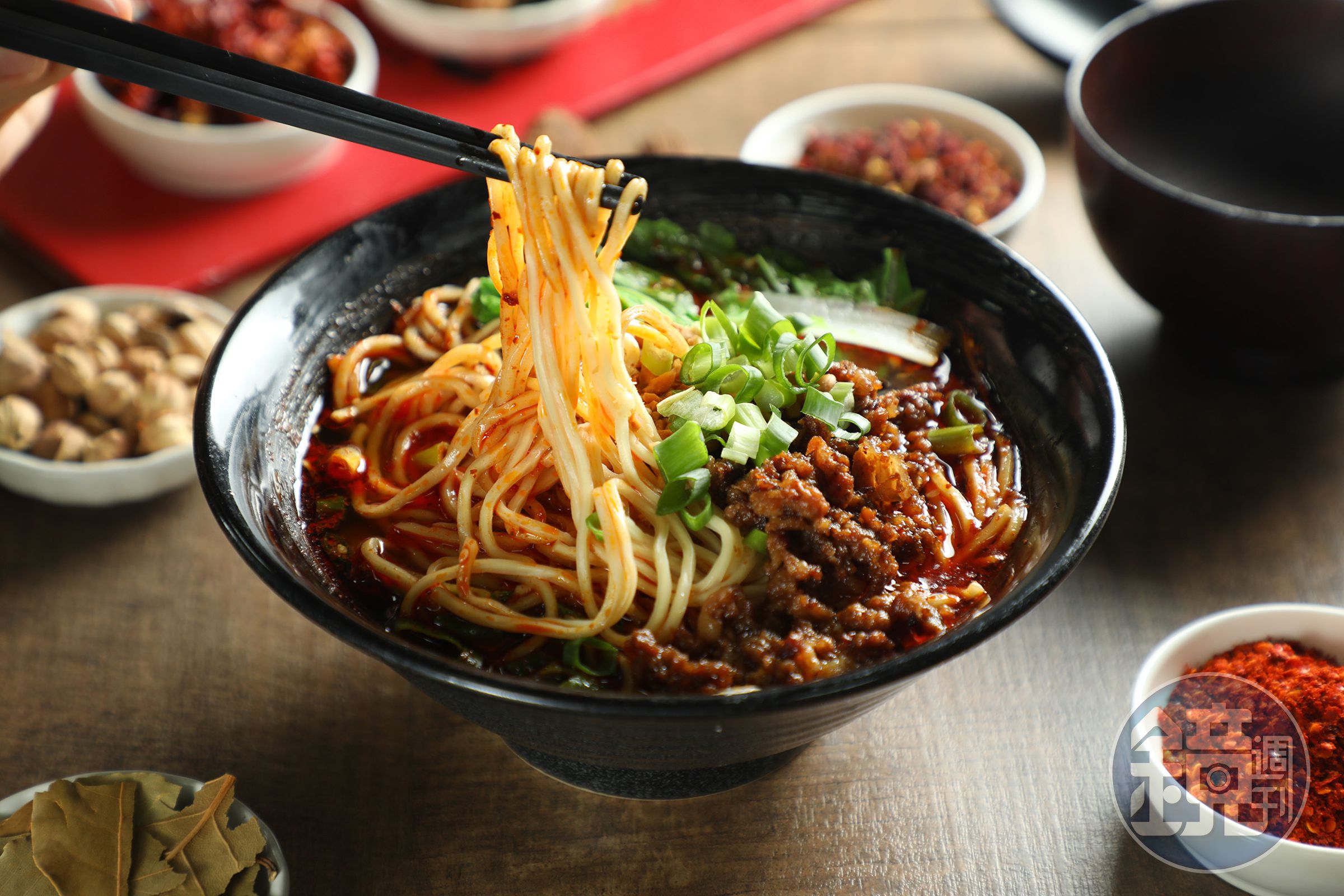 「重慶小麵」加入12種調味料,拌入有勁道的鹼麵條,味覺層次很豐富。(95元/碗)