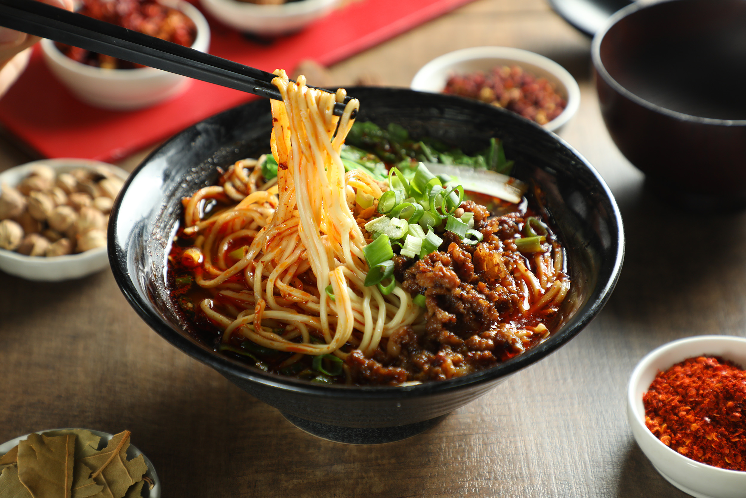 「重慶小麵」加入12種調味料，拌入有勁道的鹼麵條，味覺層次很豐富。（95元／碗）