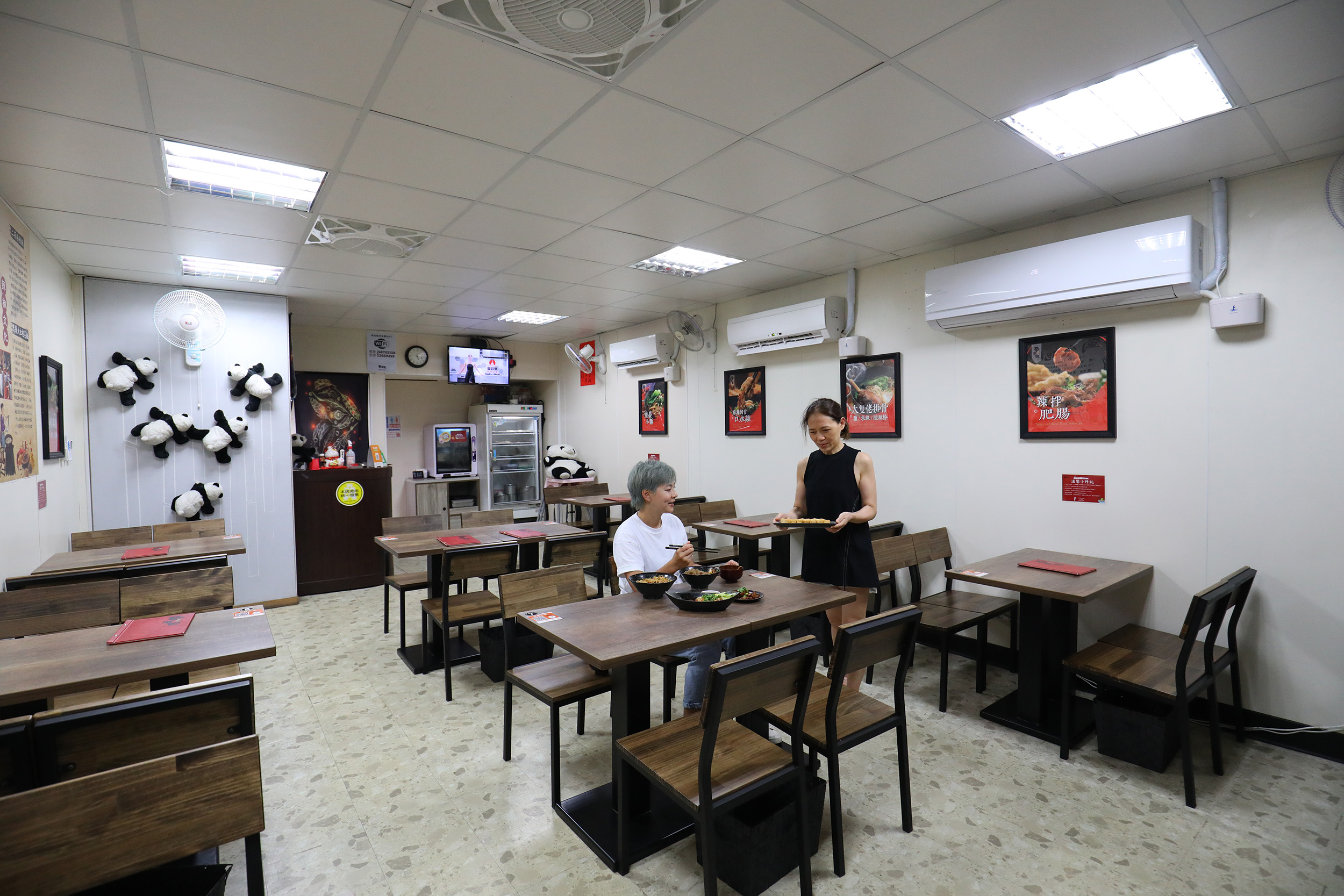 「蜀來飽川味麵」店面裝潢簡單乾淨，但料理相當有內涵。