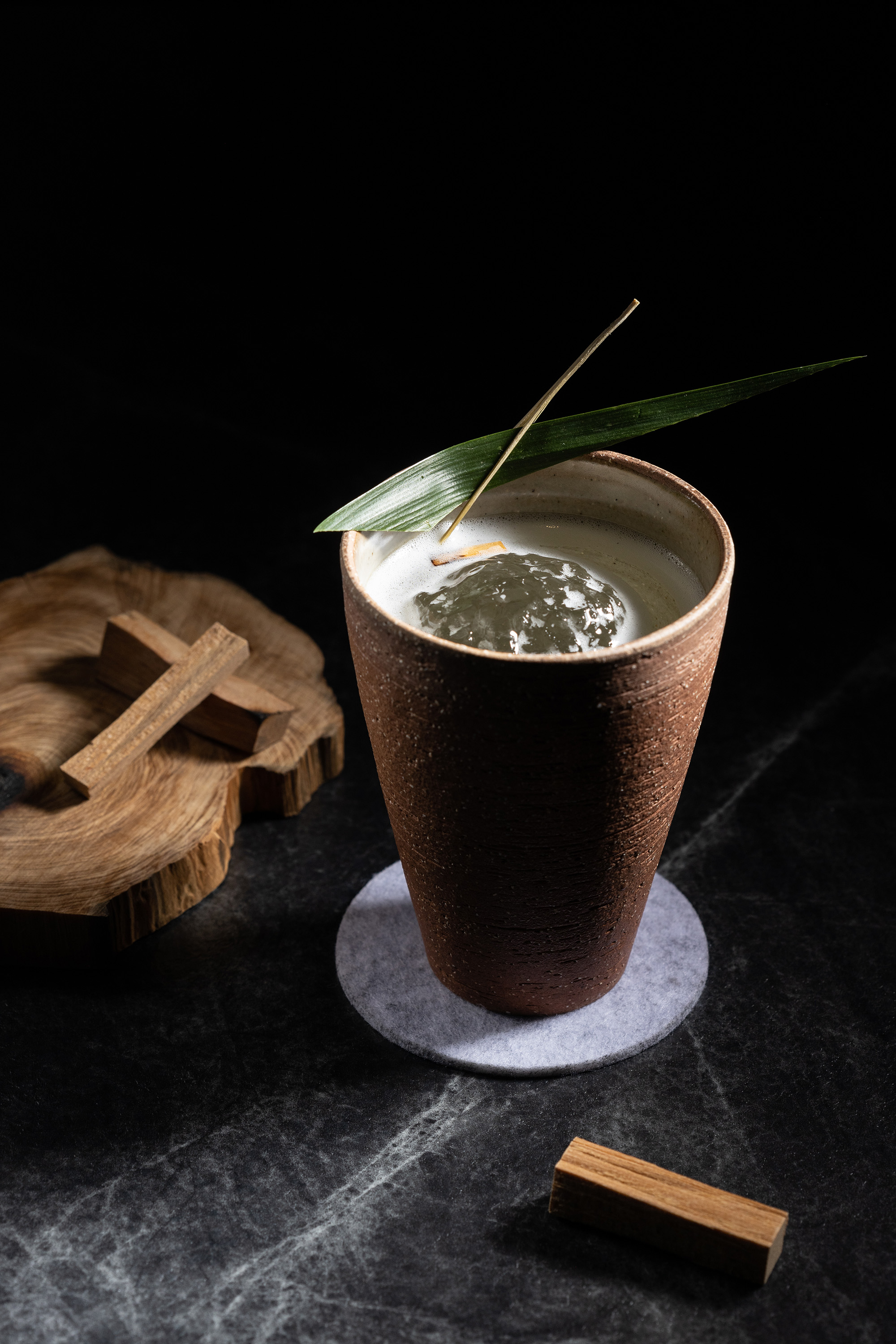 「HINOKI I」使用炙燒扁柏、香蘭與佛手柑，是一杯喝得到森林浴意象的調酒。（400元／杯）