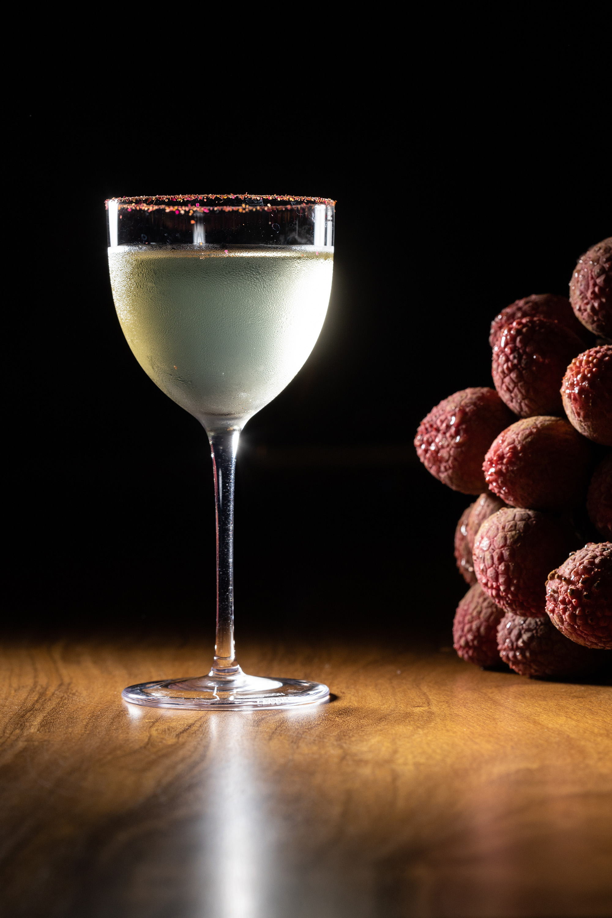 Andy的「Modern Lychee Martini」使用新鮮荔枝澄清，搭配杯緣的鹽漬玫瑰，為這杯經典調酒注入全新風味。（350元／杯）