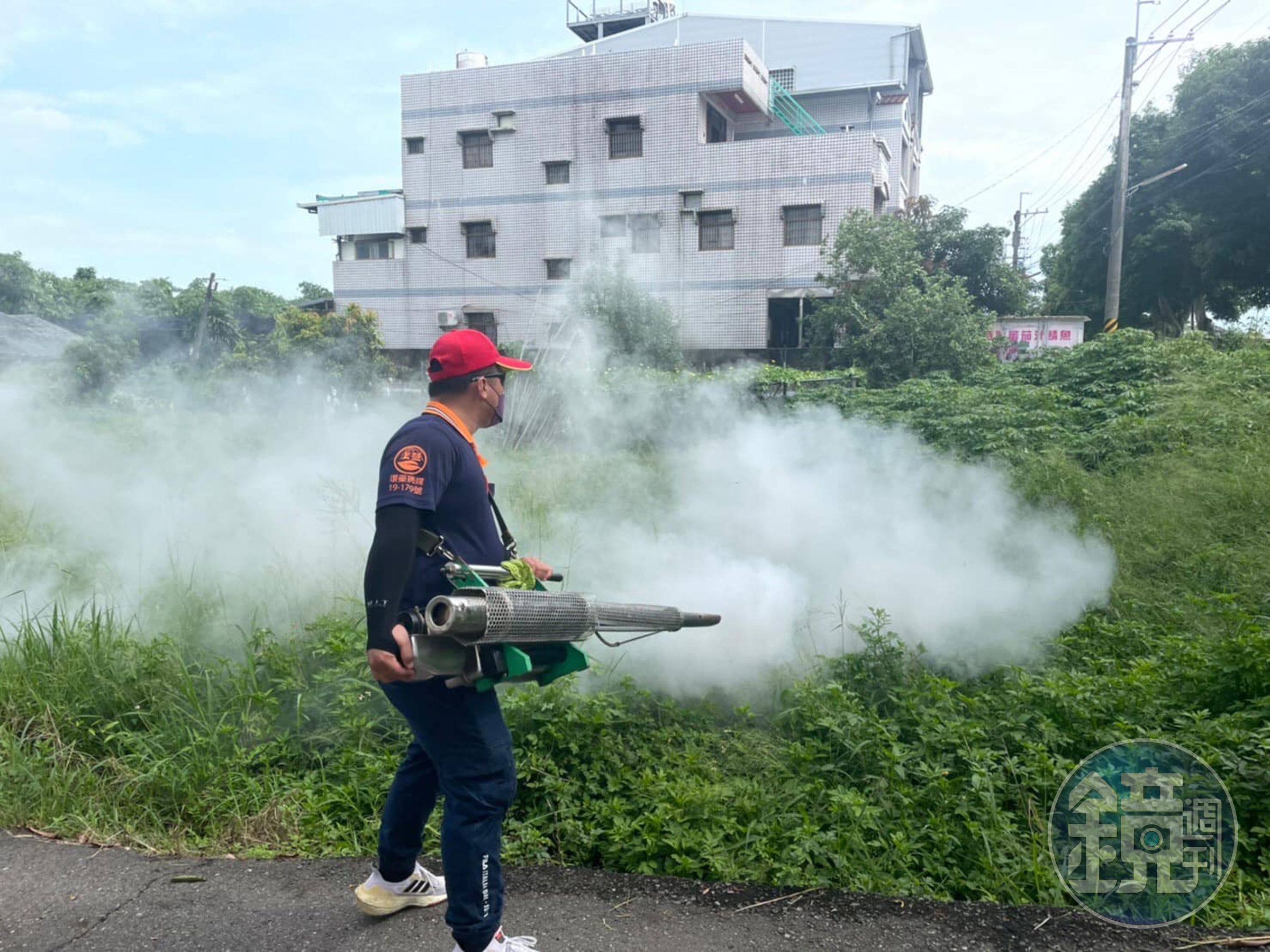 雲林縣古坑鄉截至8月14日止,已累積154例登革熱確診病例。(消毒示意圖,翻攝自雲林縣古坑鄉衛生所臉書)