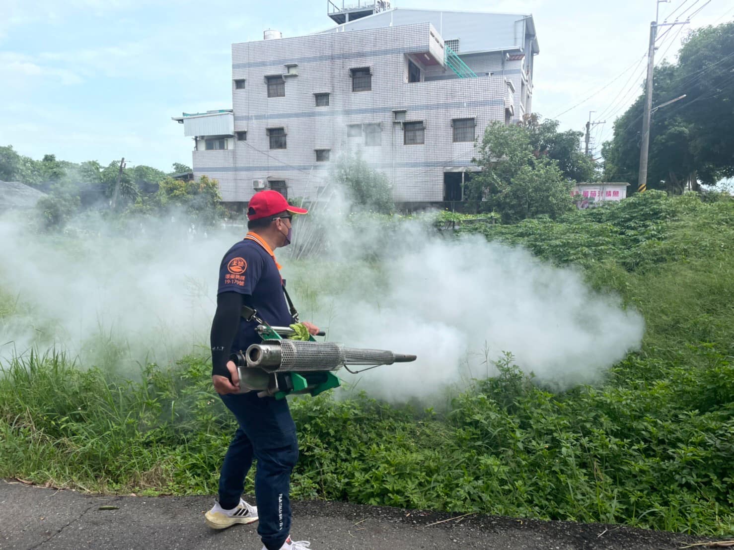 雲林縣古坑鄉截至8月14日止，已累積154例登革熱確診病例。（消毒示意圖，翻攝自雲林縣古坑鄉衛生所臉書）