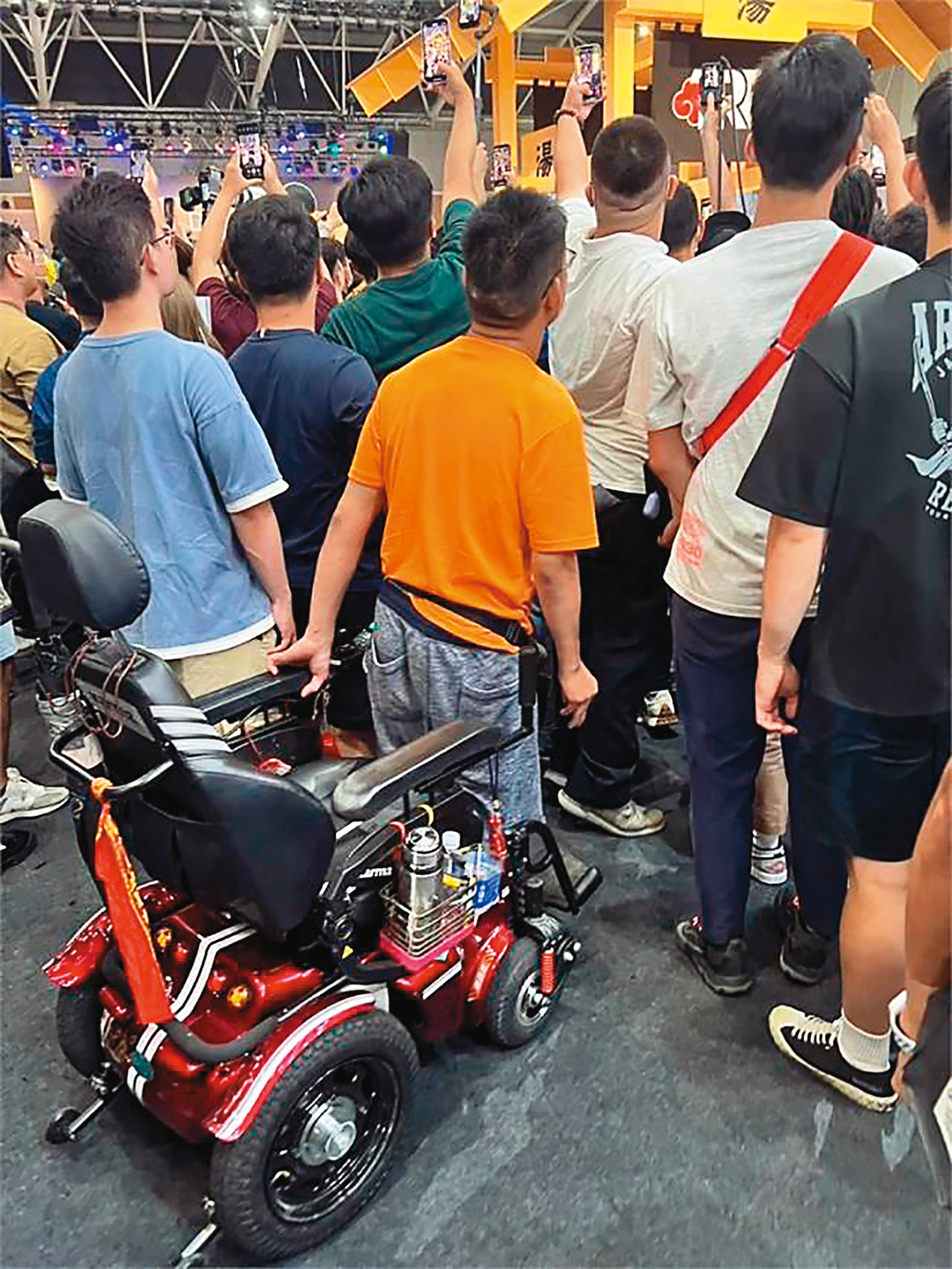 身障哥為一睹台上的女優風采,竟站了起來!(翻攝自重機車友 各區路況天氣、資訊分享中心臉書)
