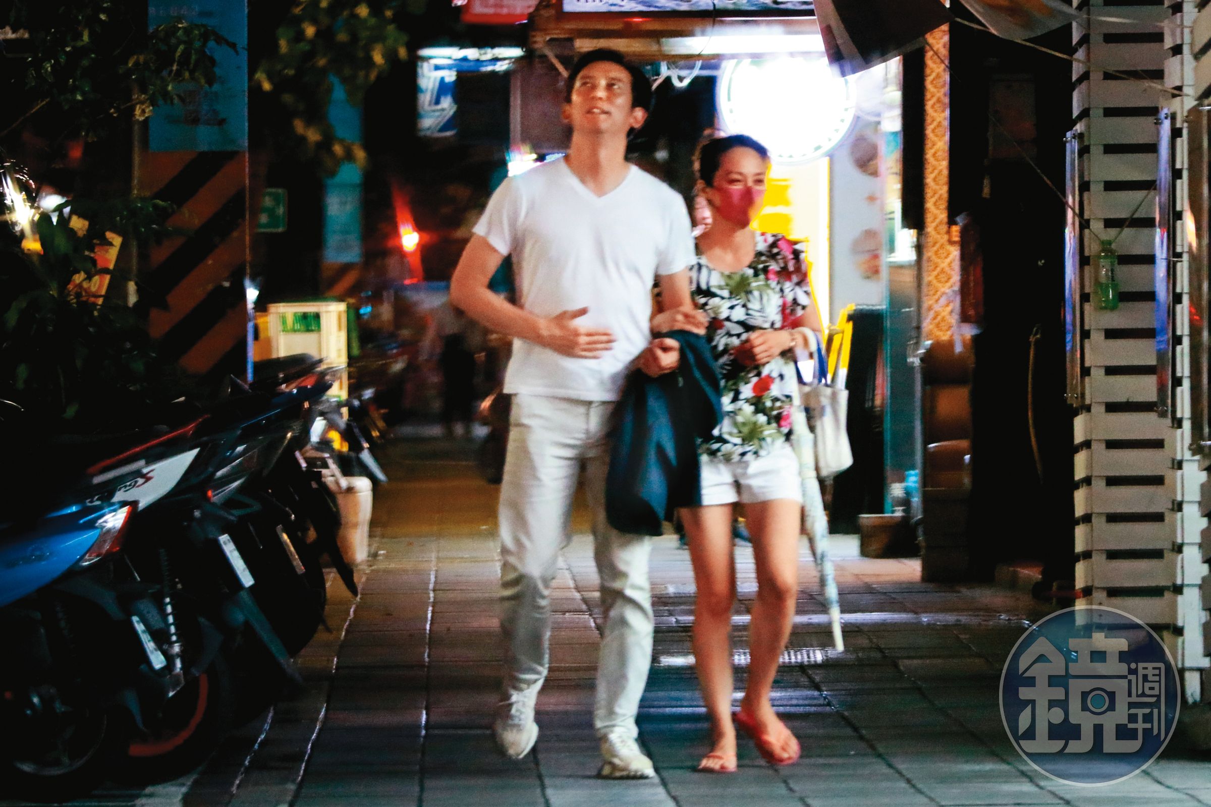 7/26 19：54 雖然邱沁宜傳出與房元凱（左）交往穩定，不過房元凱被本刊拍到跟另一熟女（右）開房間。