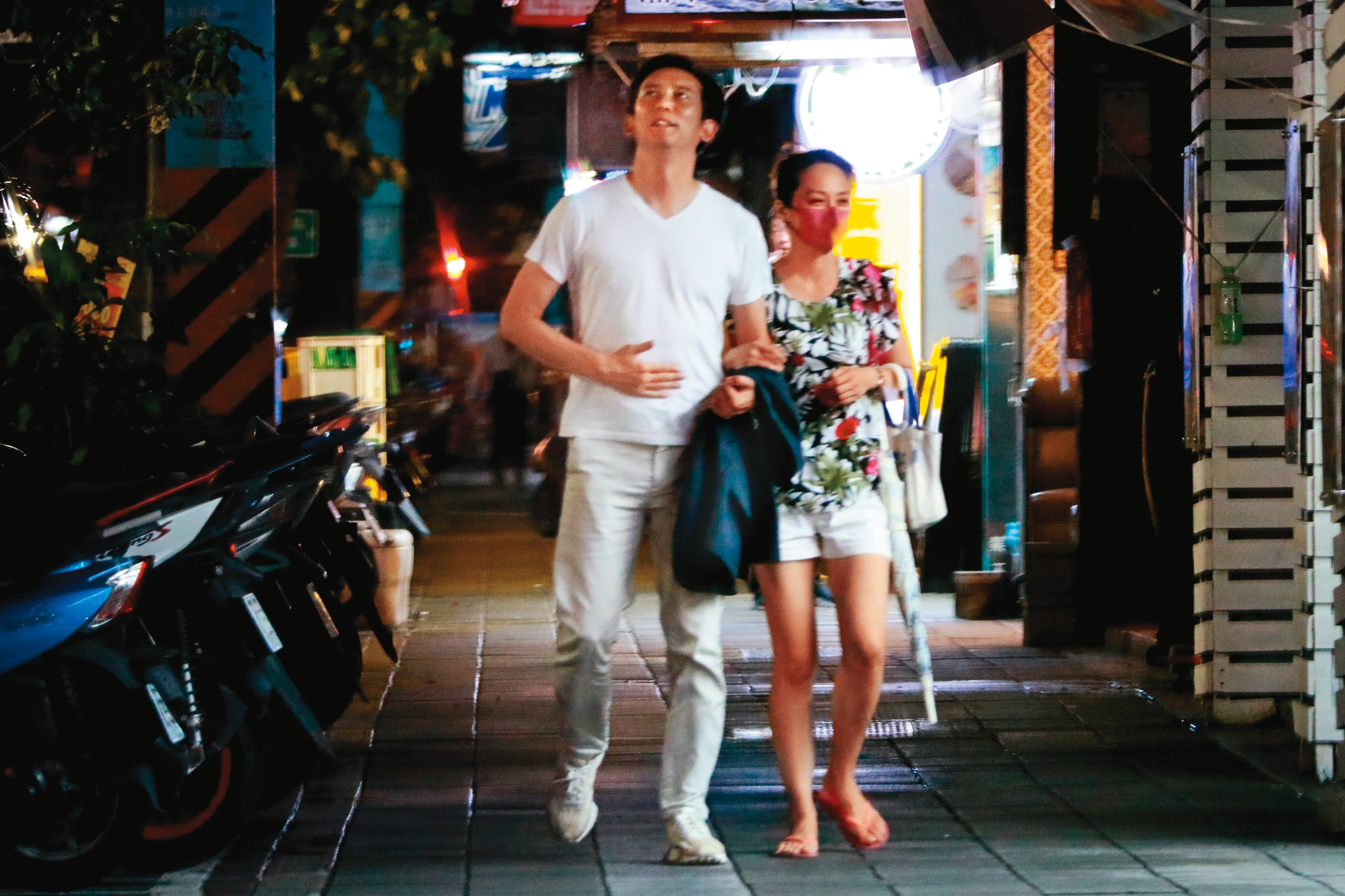 7/26 19：54 雖然邱沁宜傳出與房元凱（左）交往穩定，不過房元凱被本刊拍到跟另一熟女（右）開房間。