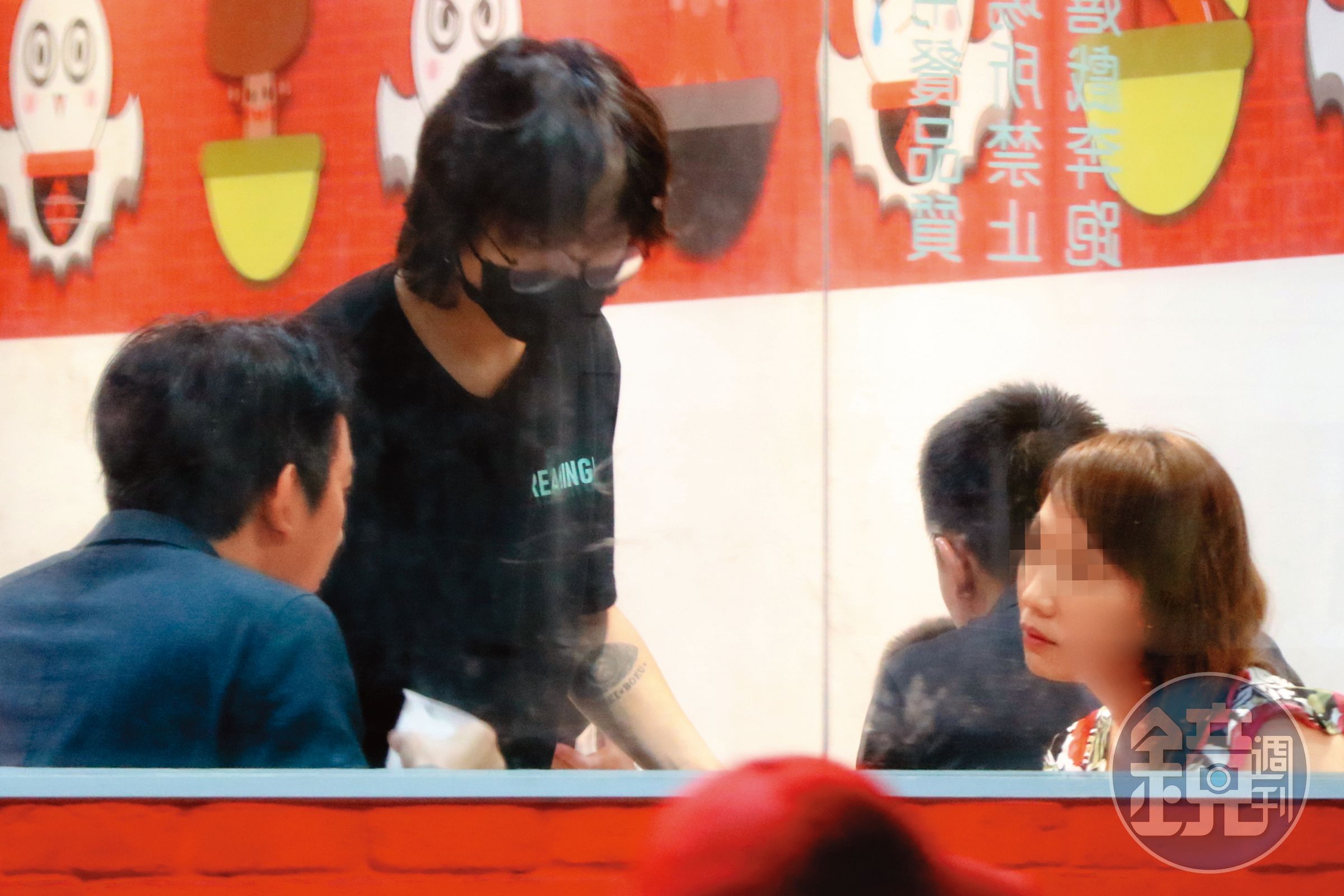 7/26 19：57 在幫邱沁宜慶生的前幾天，房元凱（左）與一名熟女（右）約會，相聚吃平價的火鍋。