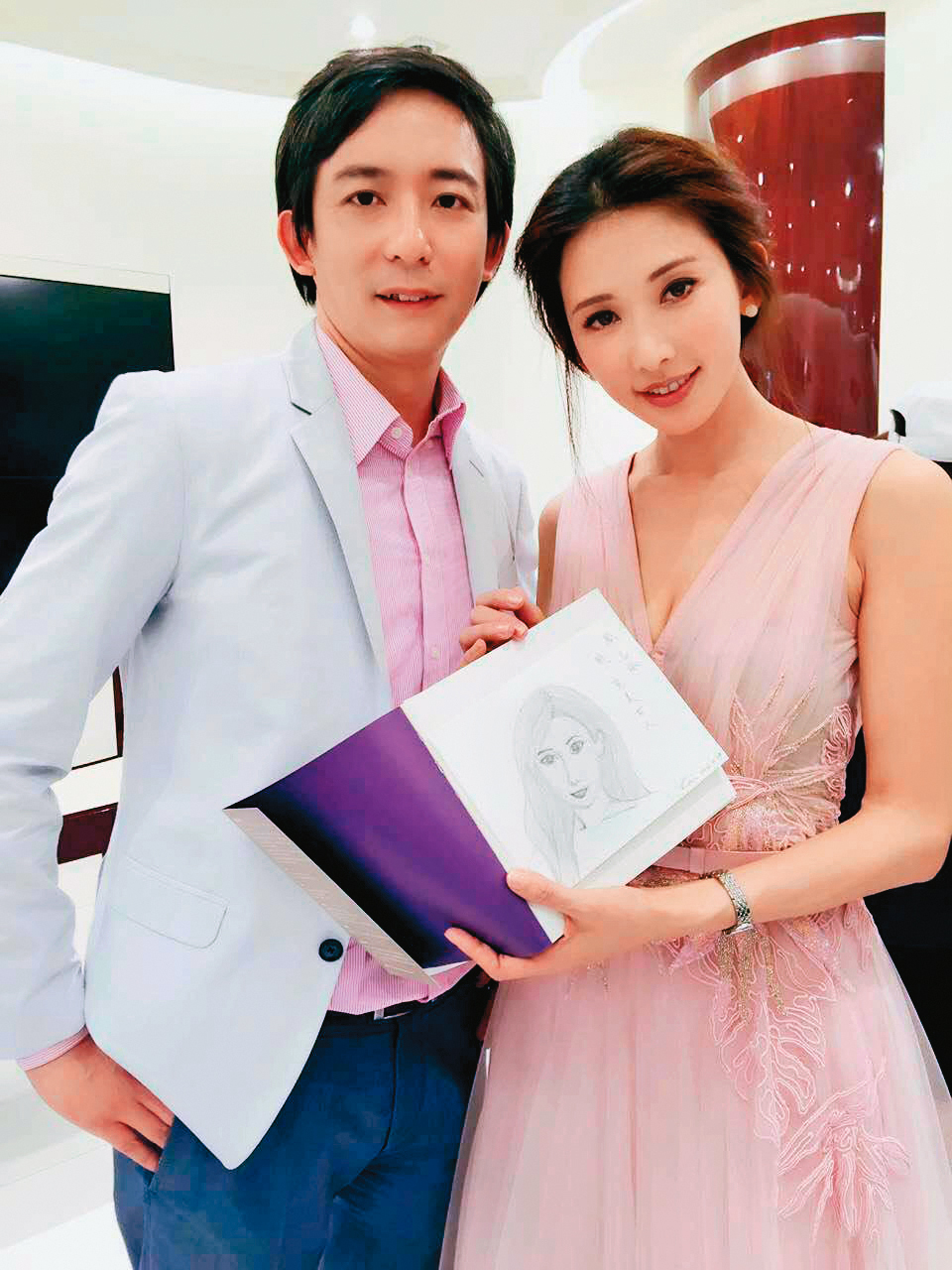 房元凱(左)的出身、學歷與資歷顯赫之外,也會與名人合照留念,包括已婚的第一名模林志玲(右)。(翻攝自房元凱臉書)