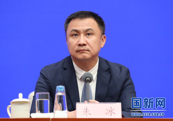中國商務部官員朱冰強調「企業只要依法合規經營，那就完全不需要擔心。」（翻攝自國務院新聞辦官網）