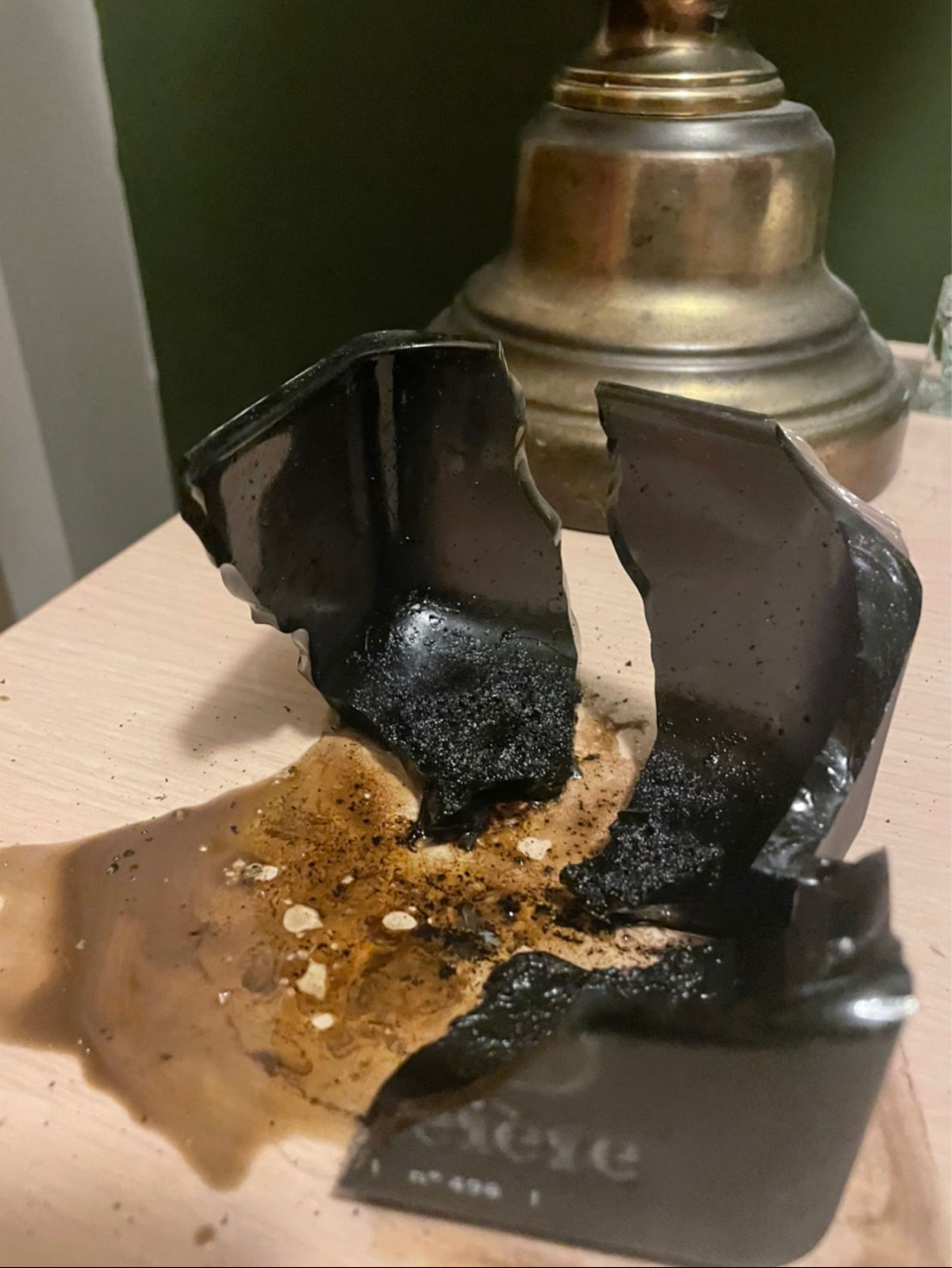 孟耿如自創品牌的香氛蠟燭爆炸起火。（翻攝PTT）
