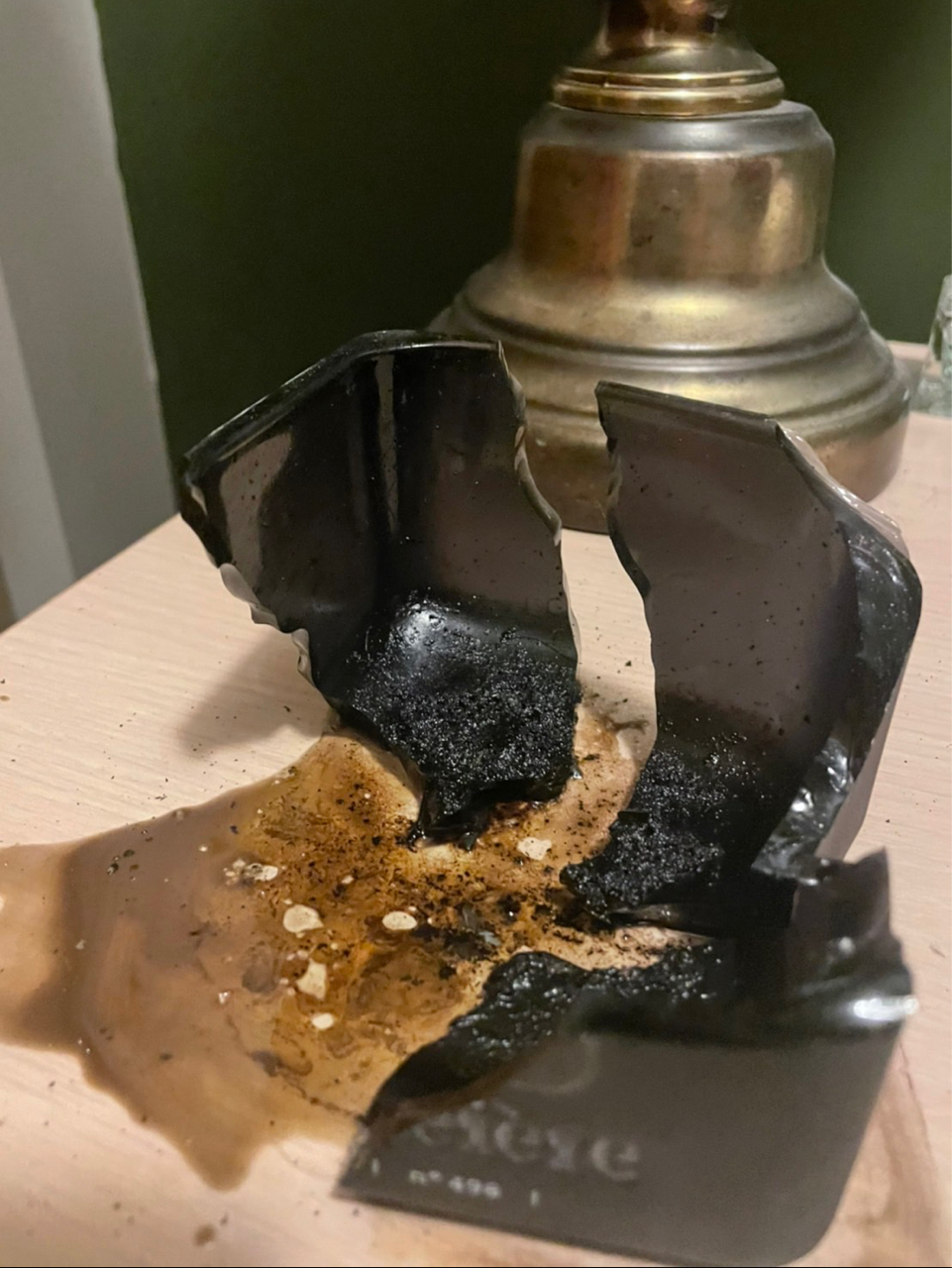 孟耿如自創品牌的香氛蠟燭爆炸起火。（翻攝PTT）