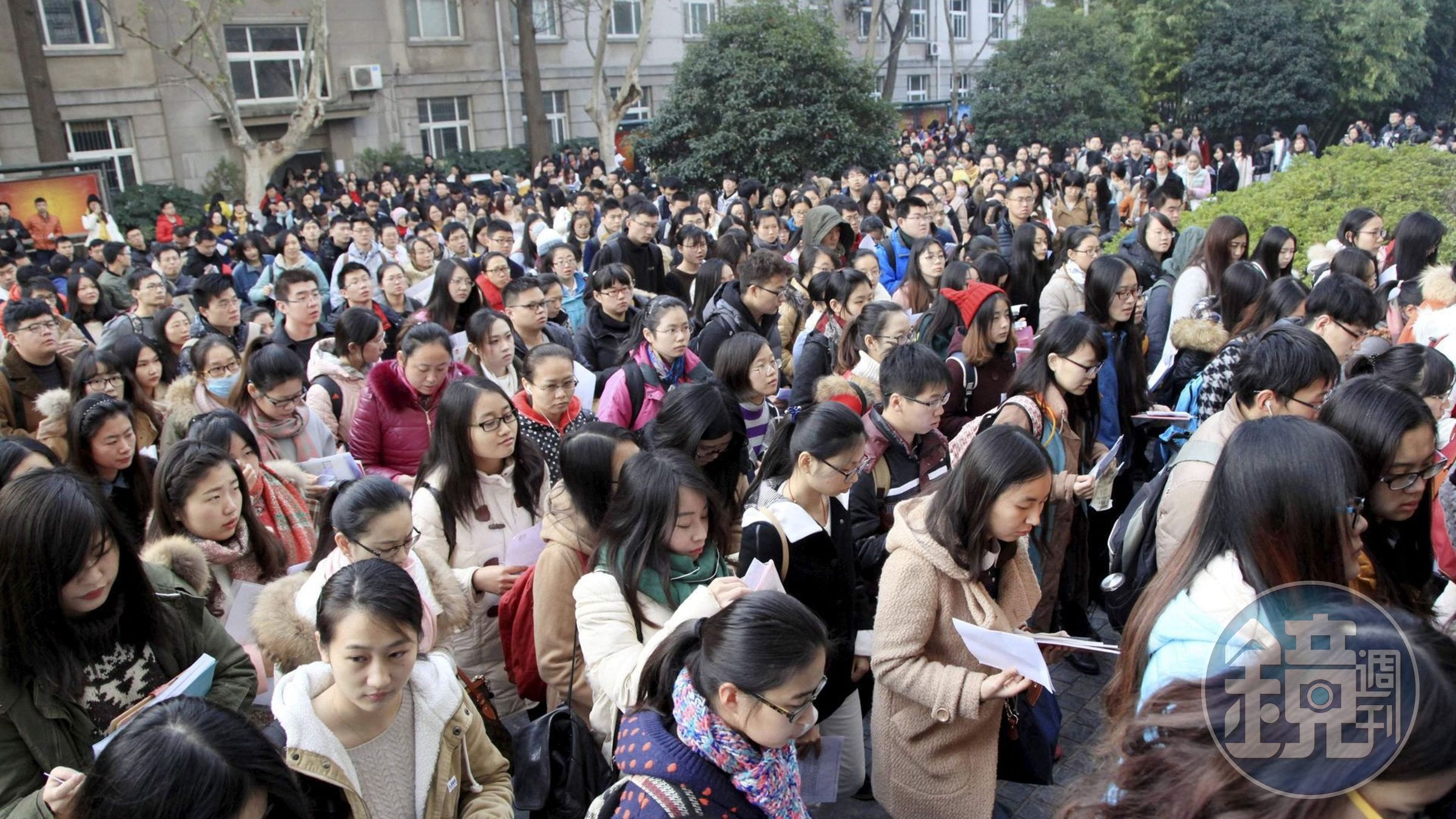 數據太慘?中國宣布暫停發佈青年人失業率,日本政府也看衰。(翻自《香港01》)