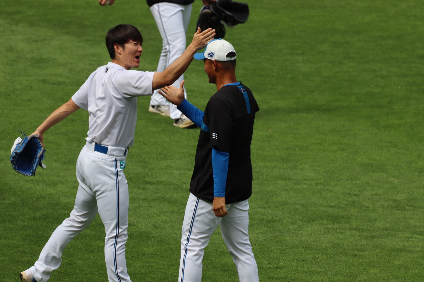 王柏融（右）與一軍隊友會合，玉井大翔（左）對他手刀劈頭，兩人關係看起來不錯。（翻攝自推特@Ld5zeM）