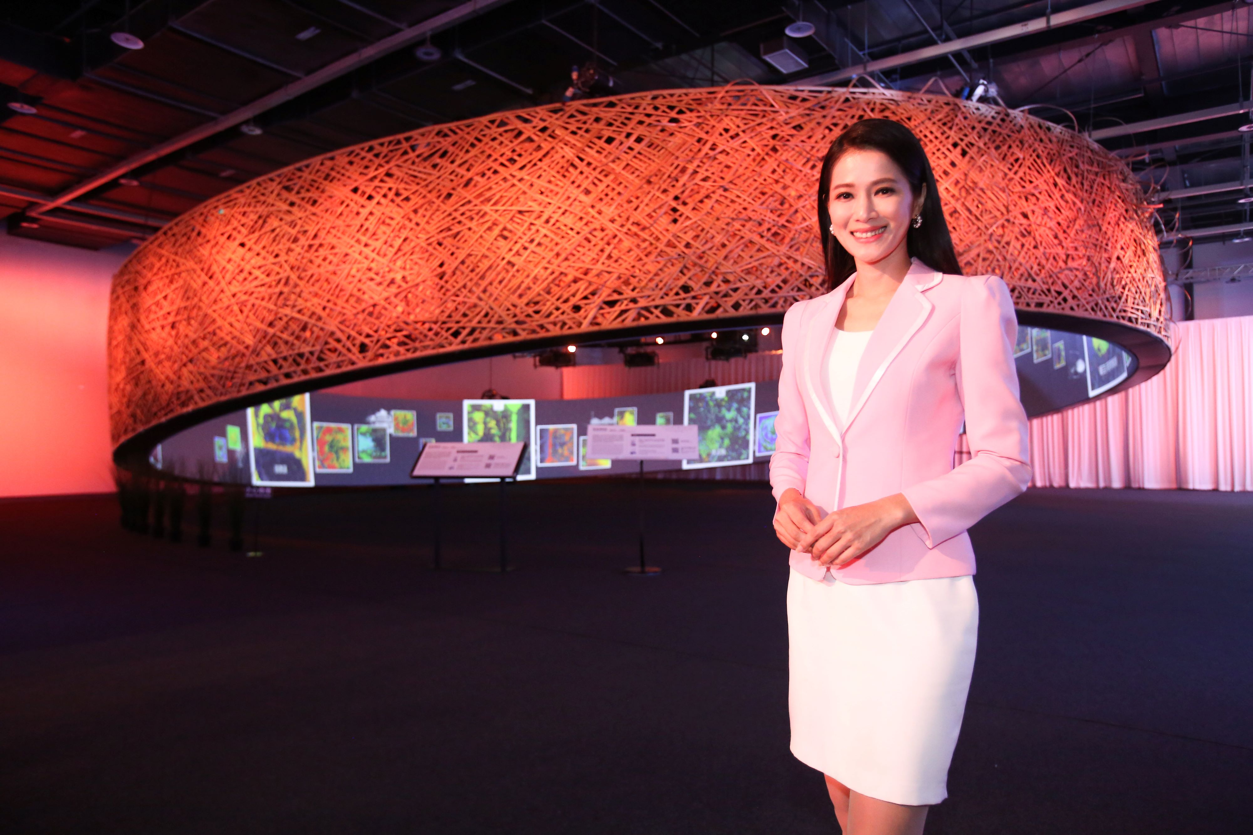 李文儀參觀世界客家博覽。（三立提供）