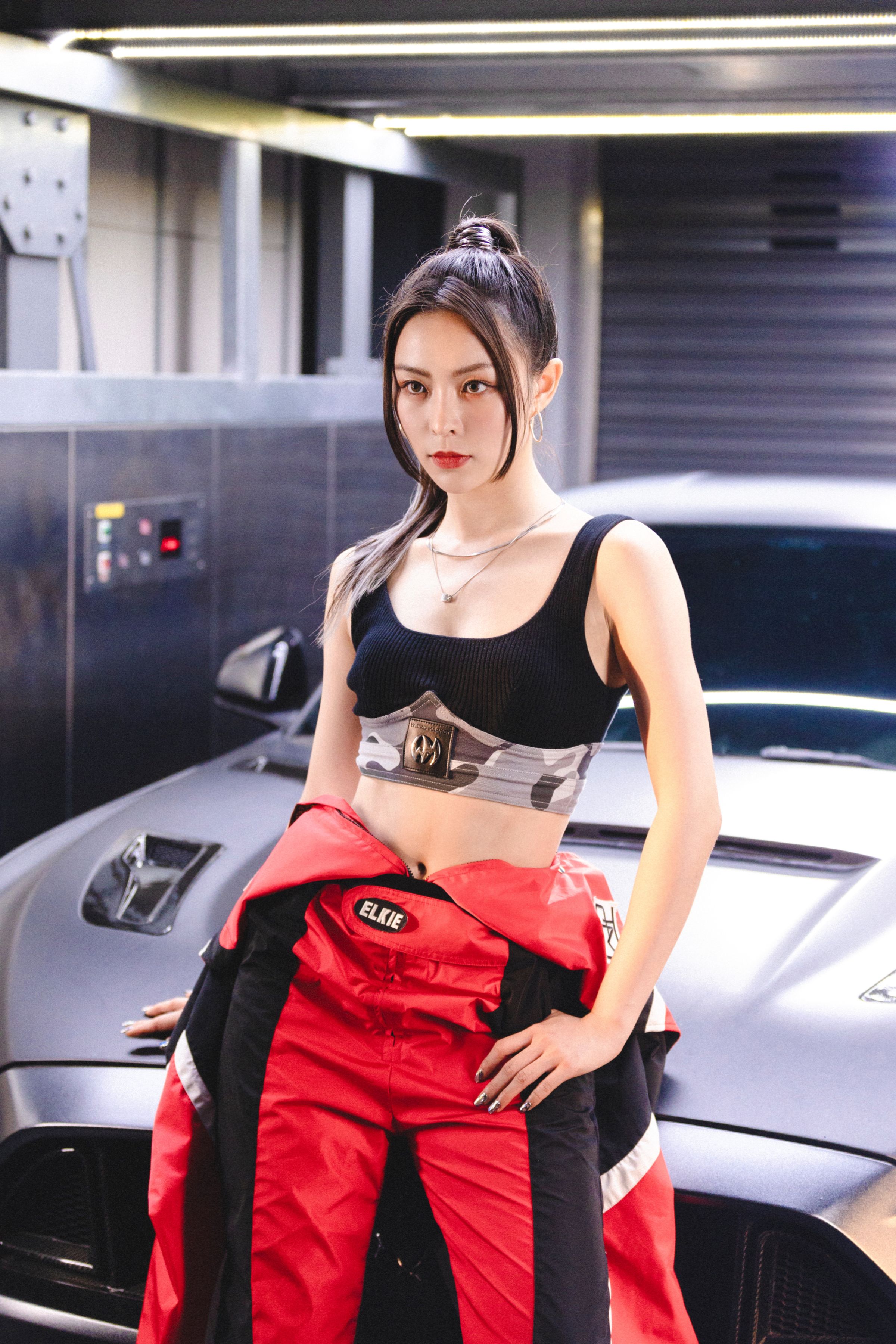 〈SPEED UP〉MV中,Elkie化身美麗與性感兼具的女車手。(KEYMAXii提供)