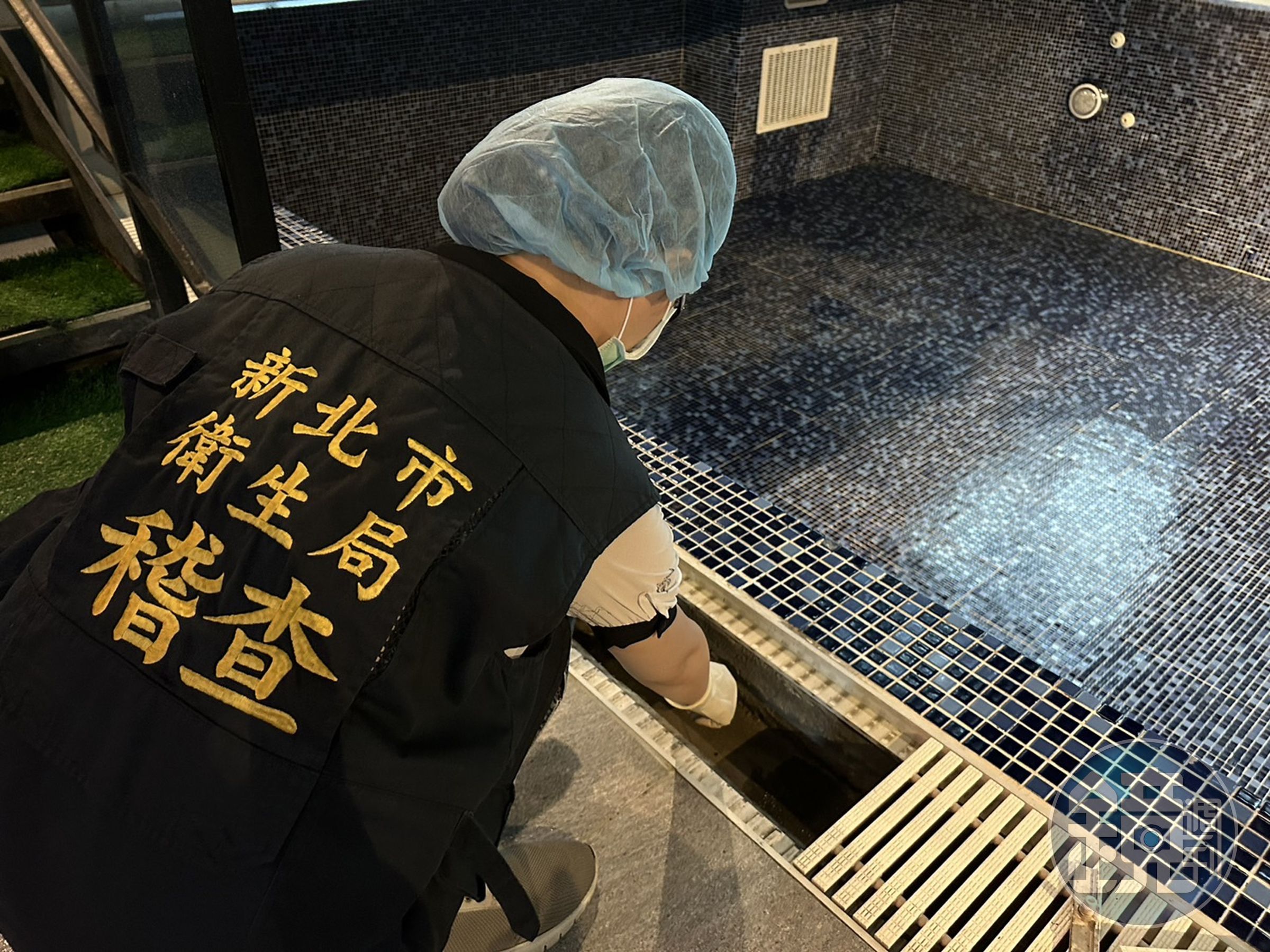 北市一名女子感染「食腦變形蟲」亡,新北市衛生局也緊急針對其生前去過的親水設施進行採檢。(新北市衛生局提供)