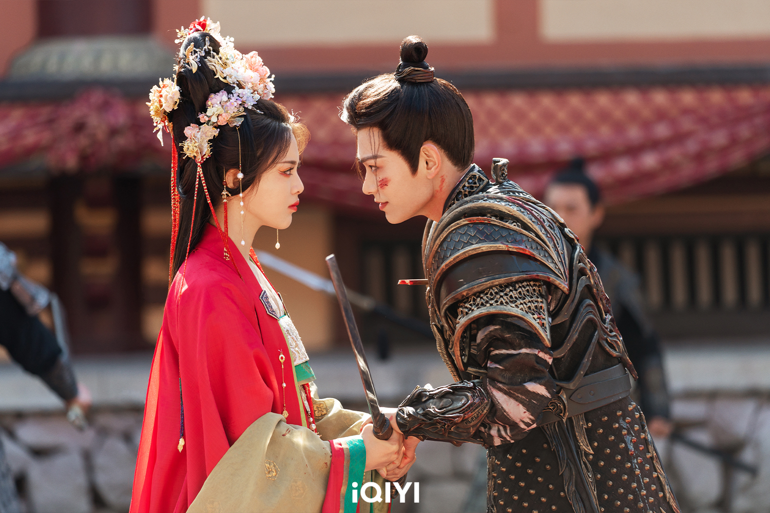 楊超越(左)、丁禹兮(右)搶婚名場面。(愛奇藝提供)