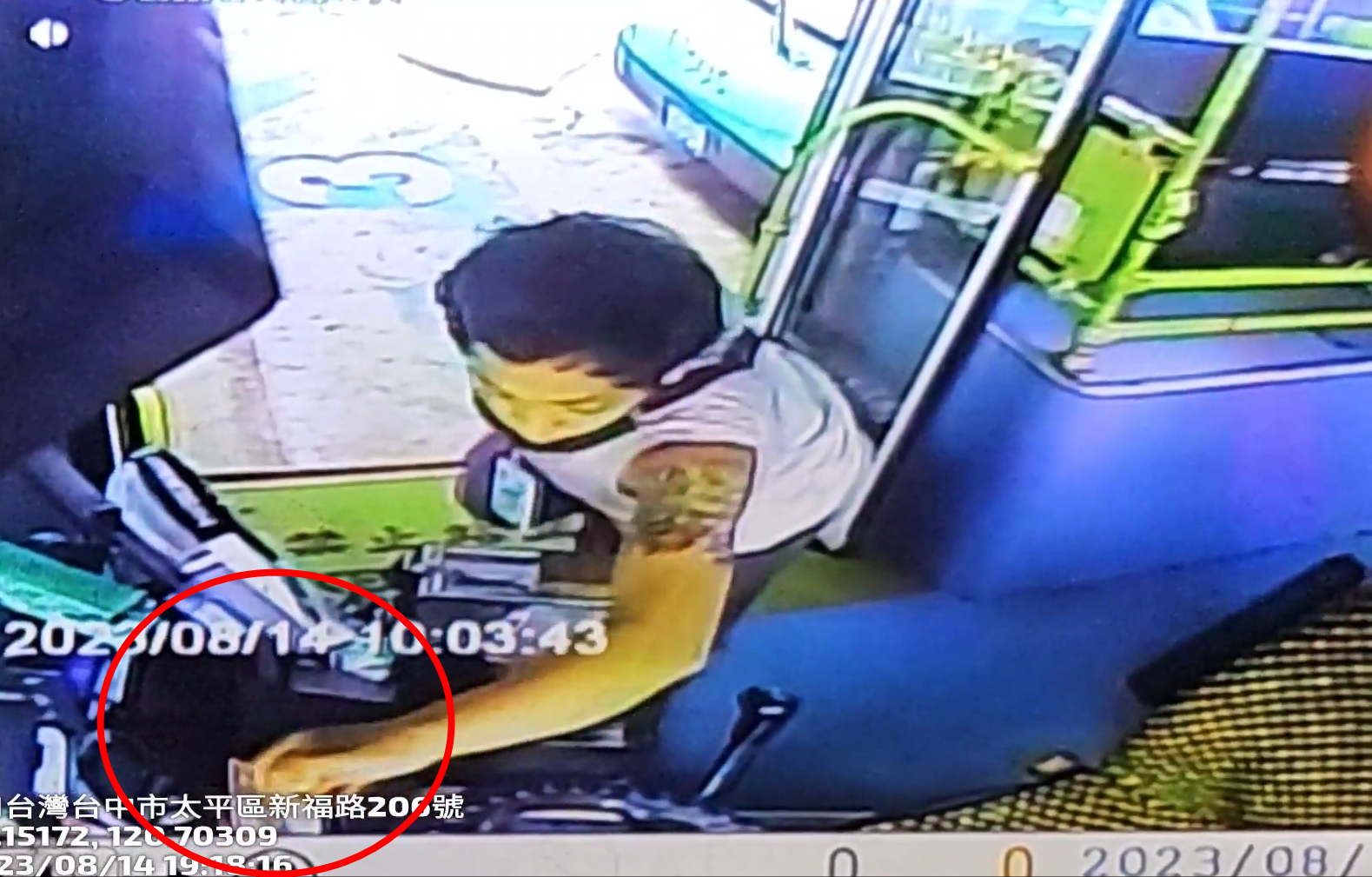 台中1名司機親手製作的大悠遊卡被乘客偷走。（翻攝自《Dcard》）