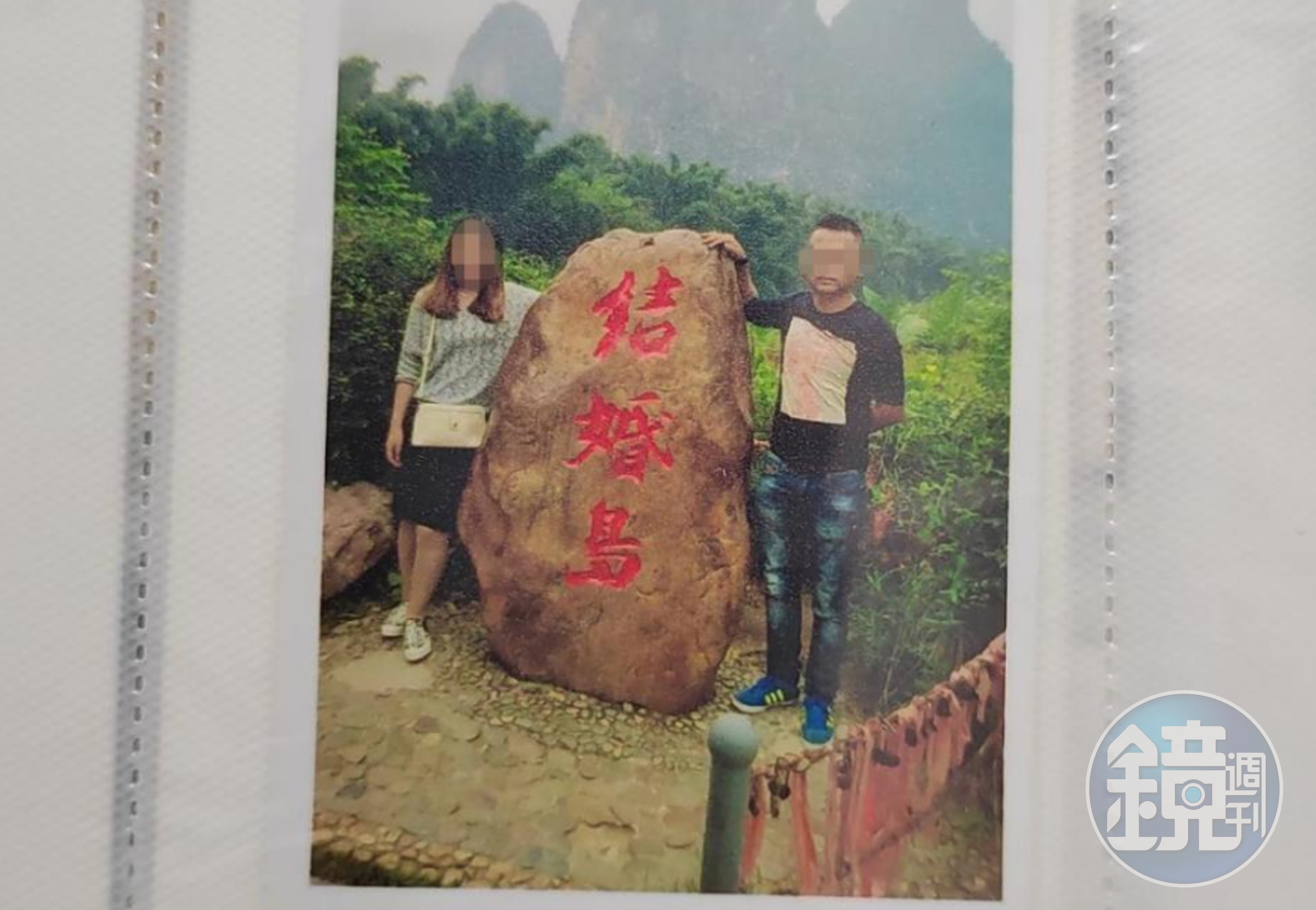 張女(左)和丈夫感情尚未生變時,曾到多地出遊。(翻攝自極目新聞)