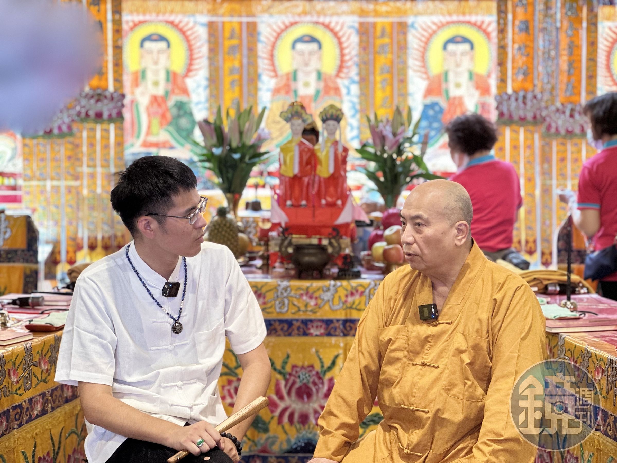 于治詮(左)在節目上訪問關渡宮主法和尚靈巖和尚。(后花園娛樂提供)