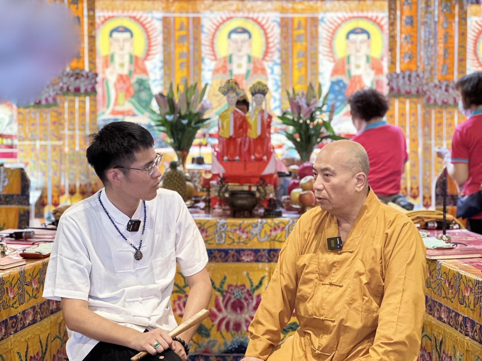 于治詮(左)在節目上訪問關渡宮主法和尚靈巖和尚。(后花園娛樂提供)
