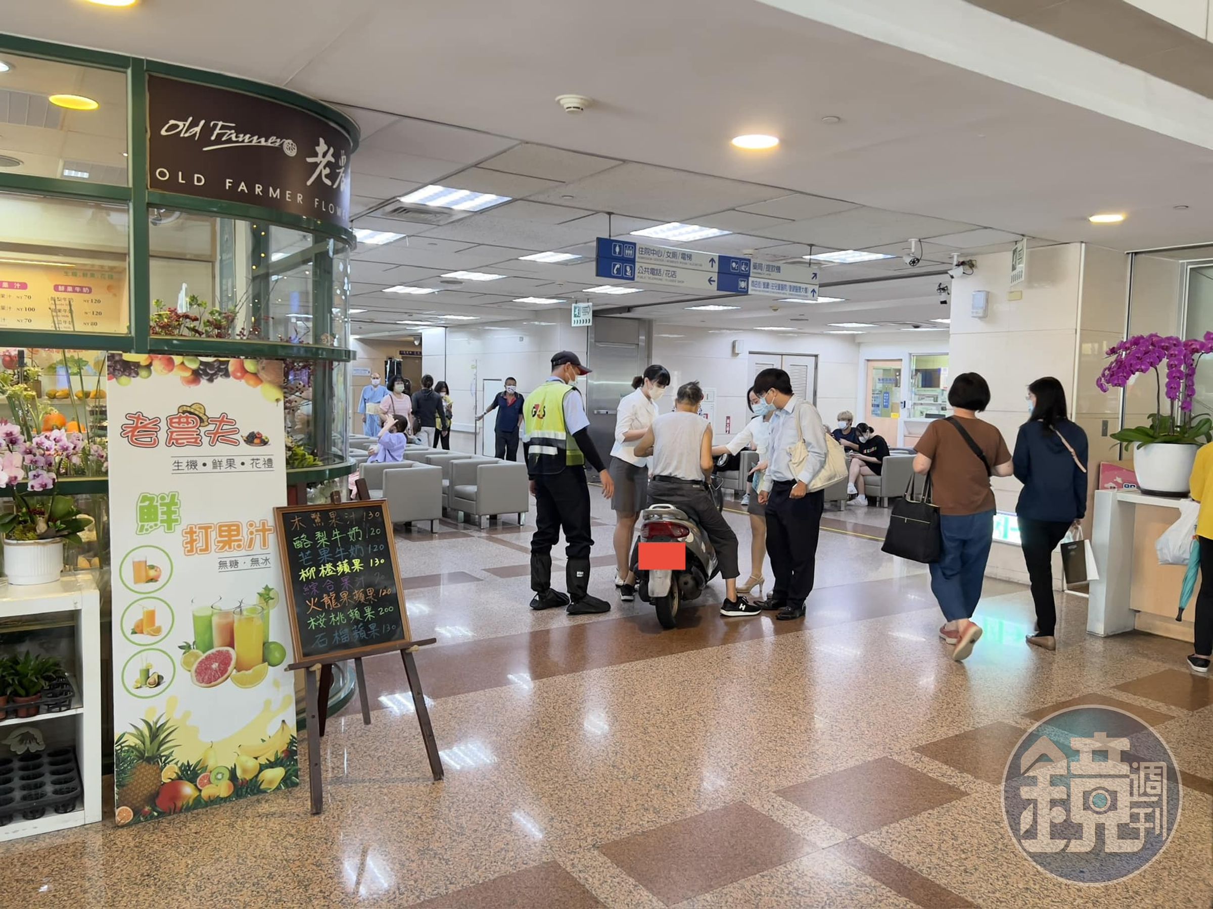 8旬翁想看病,竟直接騎機車進醫院大廳。(翻攝自臉書)