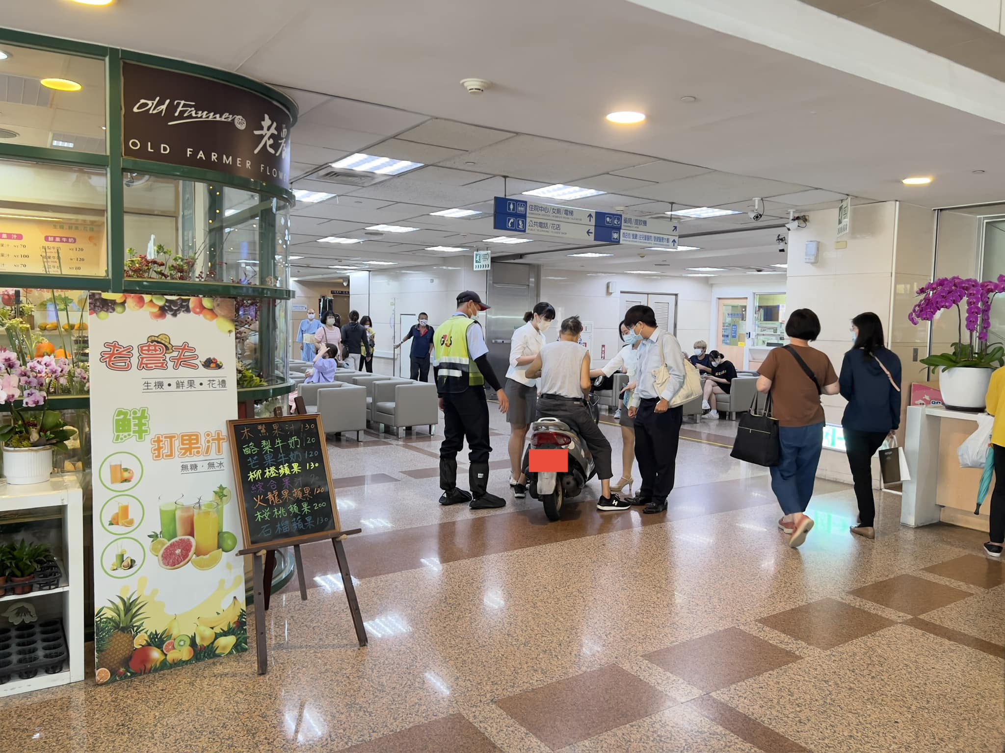 8旬翁想看病，竟直接騎機車進醫院大廳。（翻攝自臉書）