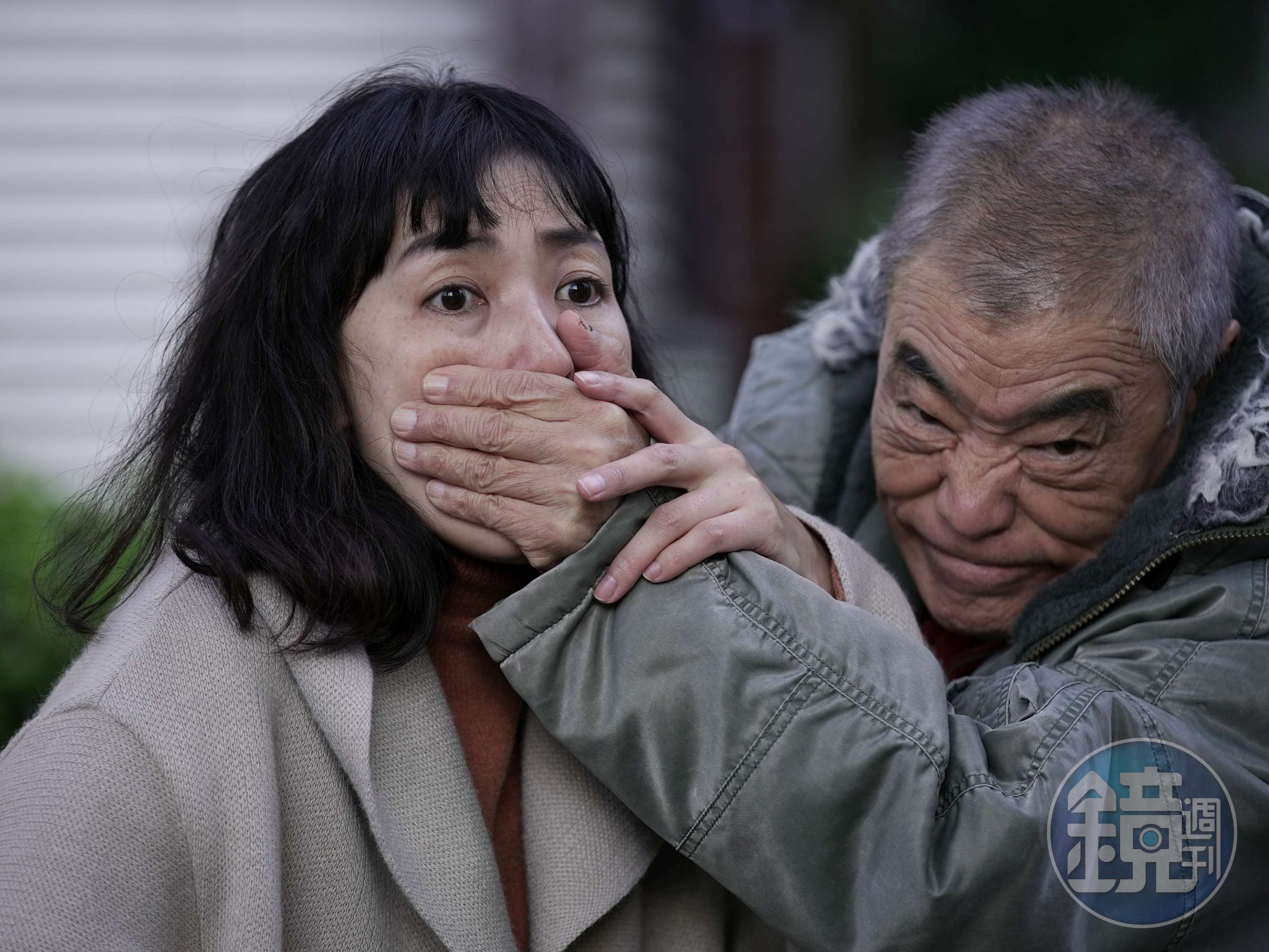 《在候車亭睡到天明》取材發生在疫情期間的真人實事,透過流浪街頭的女子探討階級問題。(高雄電影節提供)