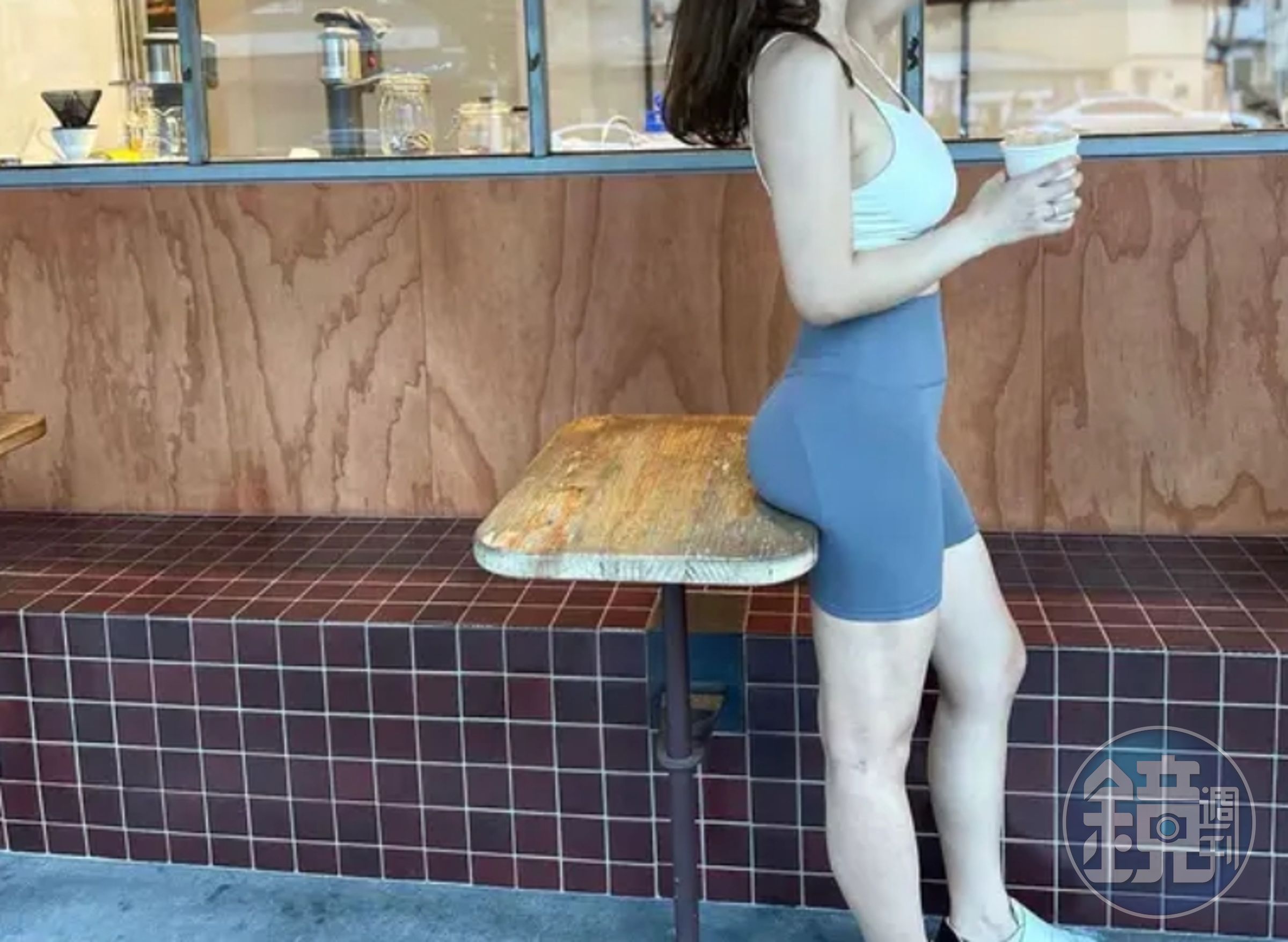 女網友分享,妹子疑似將整個屁股蛋放在咖啡桌上拍照。(翻攝自Dcard)