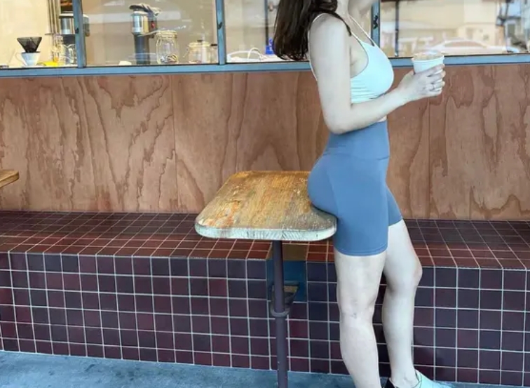 女網友分享,妹子疑似將整個屁股蛋放在咖啡桌上拍照。(翻攝自Dcard)
