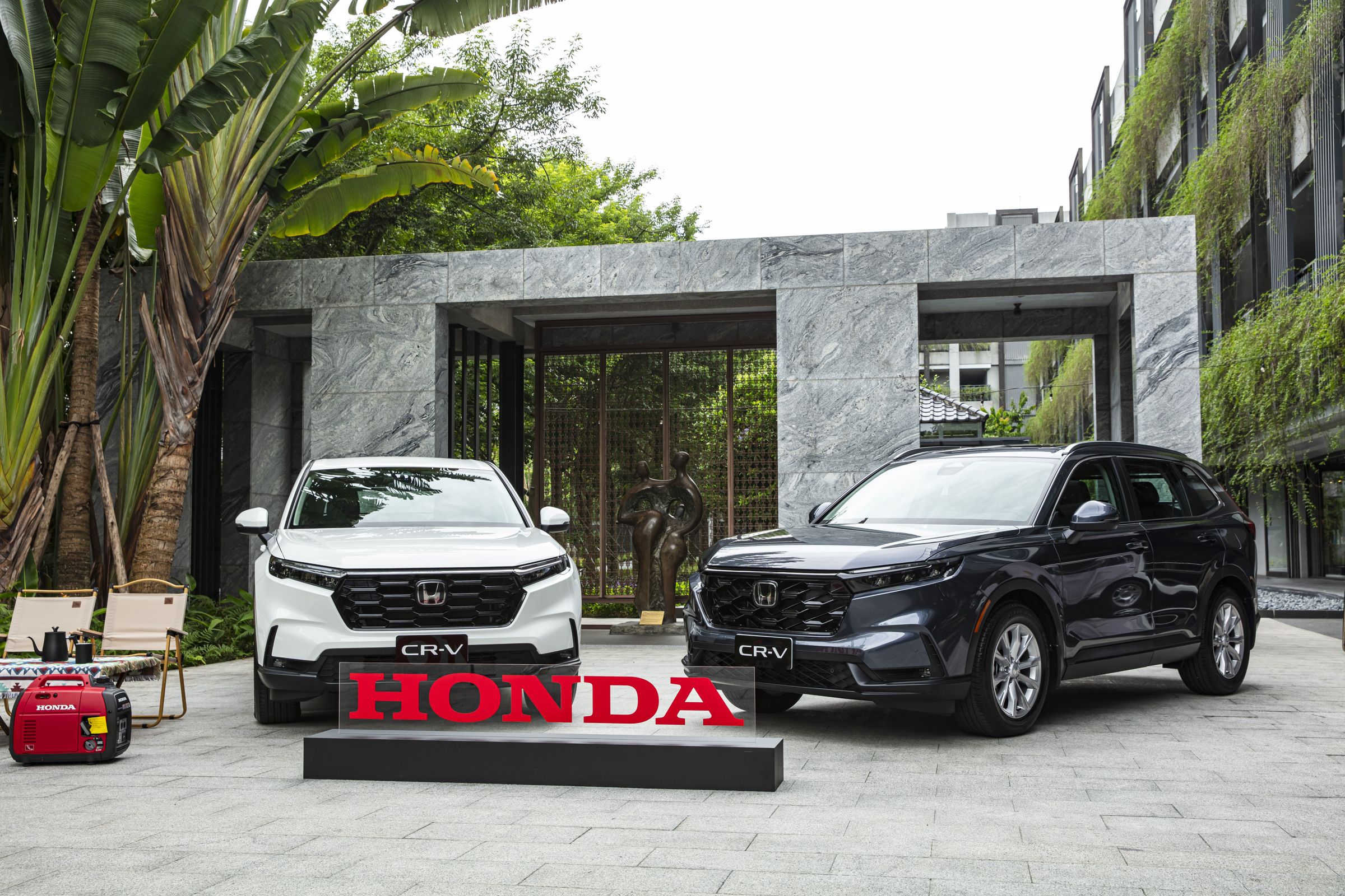 全新世代Honda CR-V,車頭大面積的蜂巢水箱護罩搭配上狹長的LED頭燈,車尾則傳承了經典直立式尾燈,粗曠大氣外觀同時也兼具科技感氛圍。