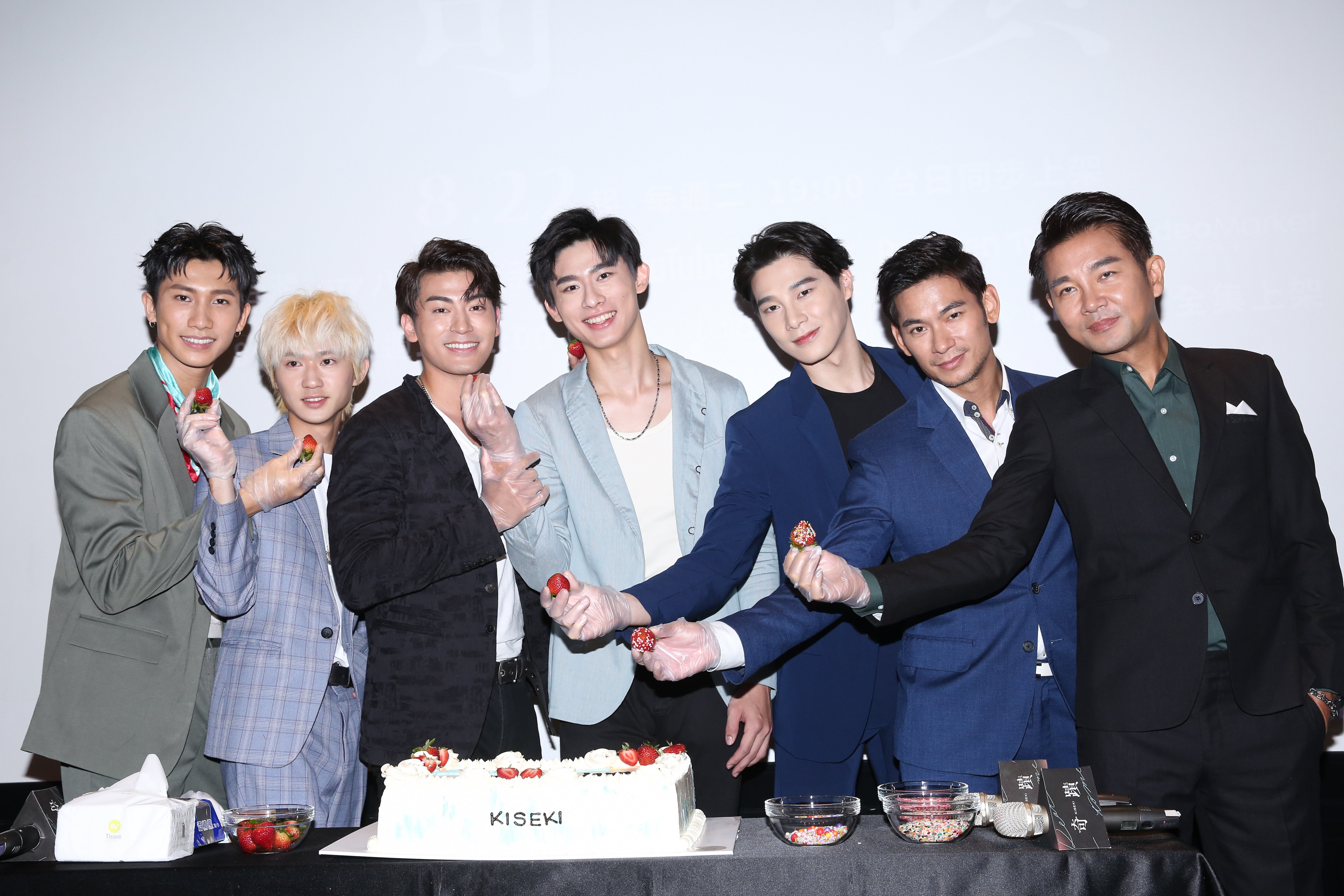 BL劇《奇蹟》今舉辦記者會，演員陳柏文（左起）、姜典、徐愷、林毓桐、宋偉恩、亮哲、謝承均齊聚一堂「種草莓」。