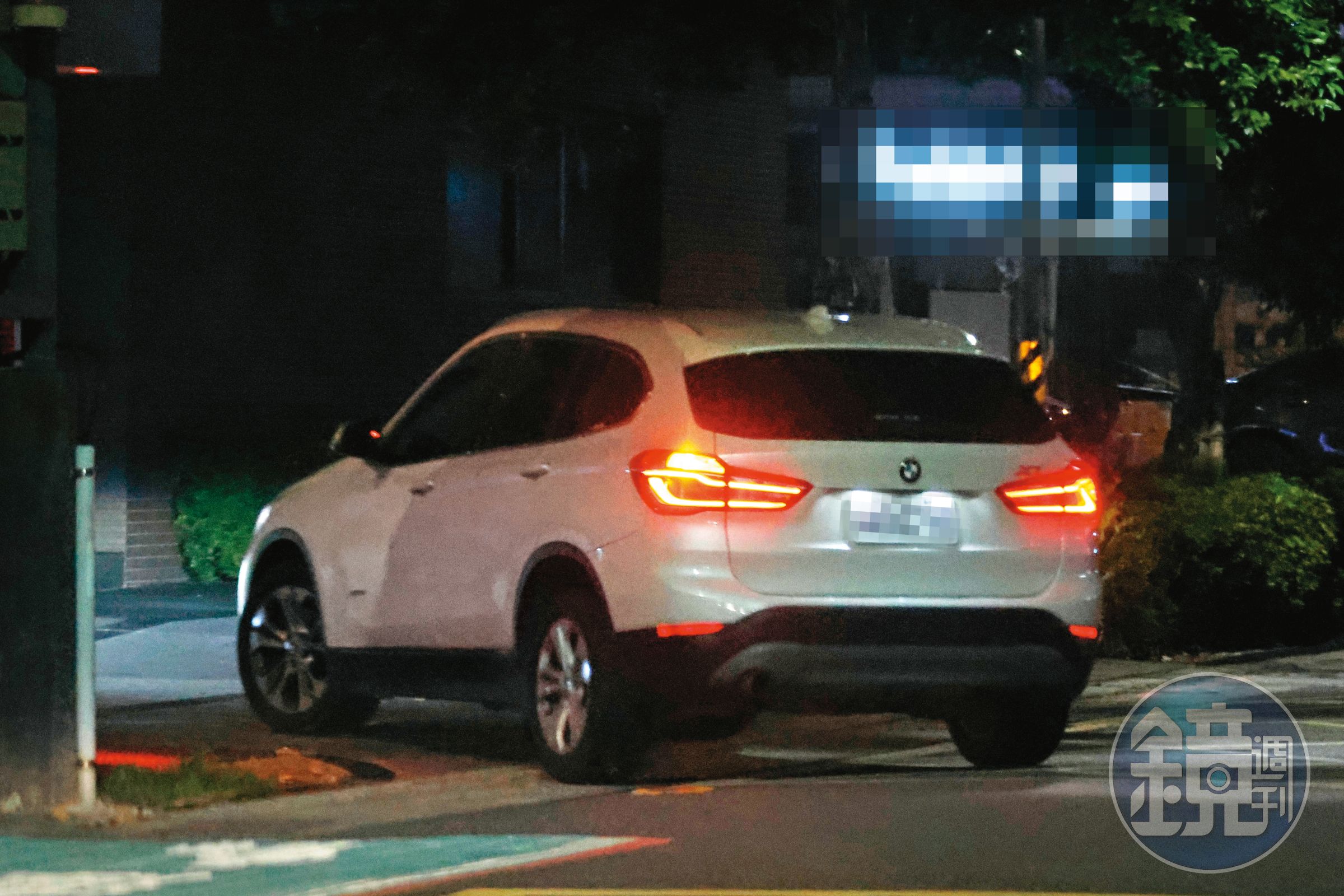 22：34 送完女性長輩回家，邱沁宜跟房元凱再回到天母住處。