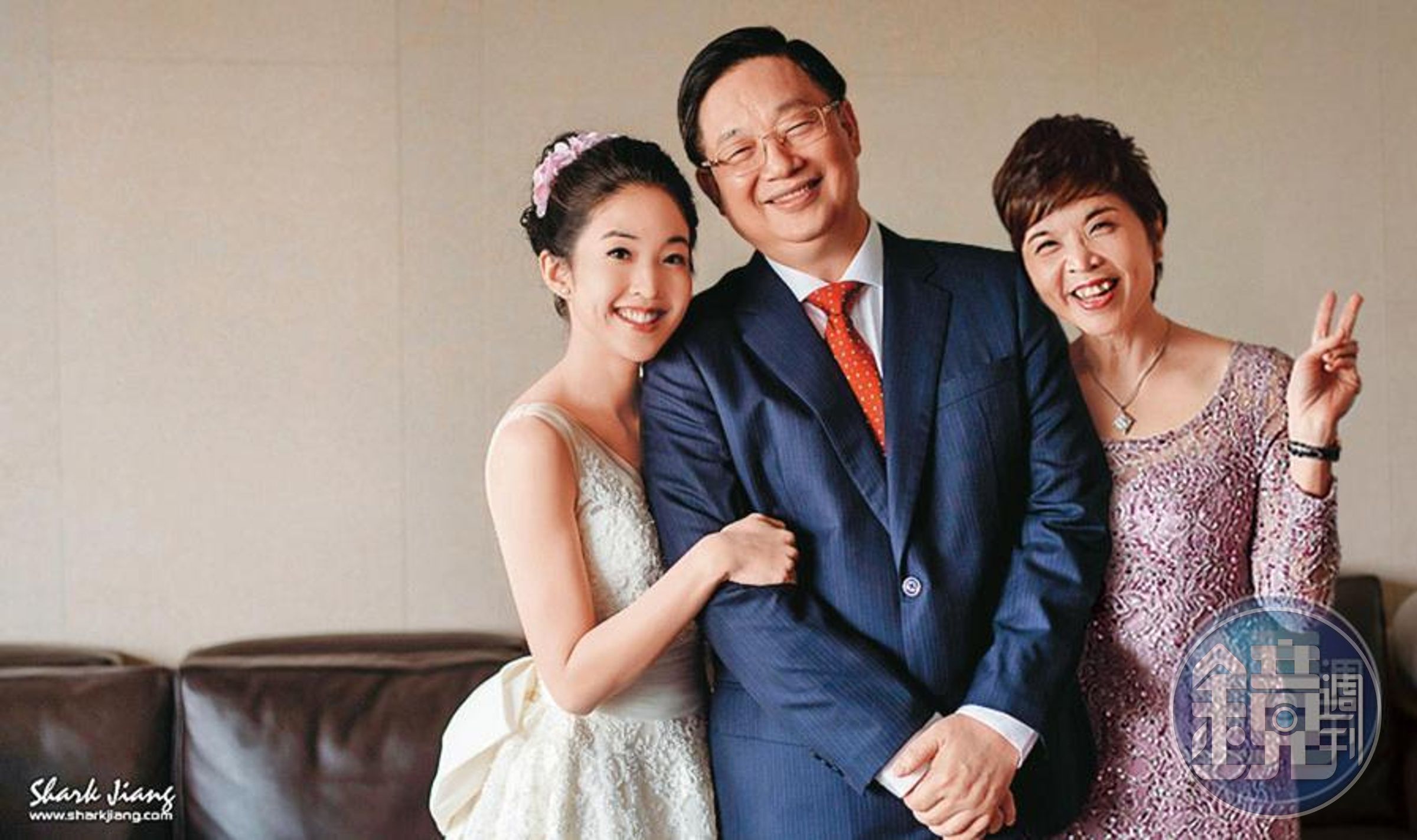 潤寅詐貸案被告楊文虎(中)及王音之(右)夫婦遭判刑確定,女兒楊宇晨(左)也曾因此案遭收押。(翻攝婚攝鯊魚&Neo&狗狗)