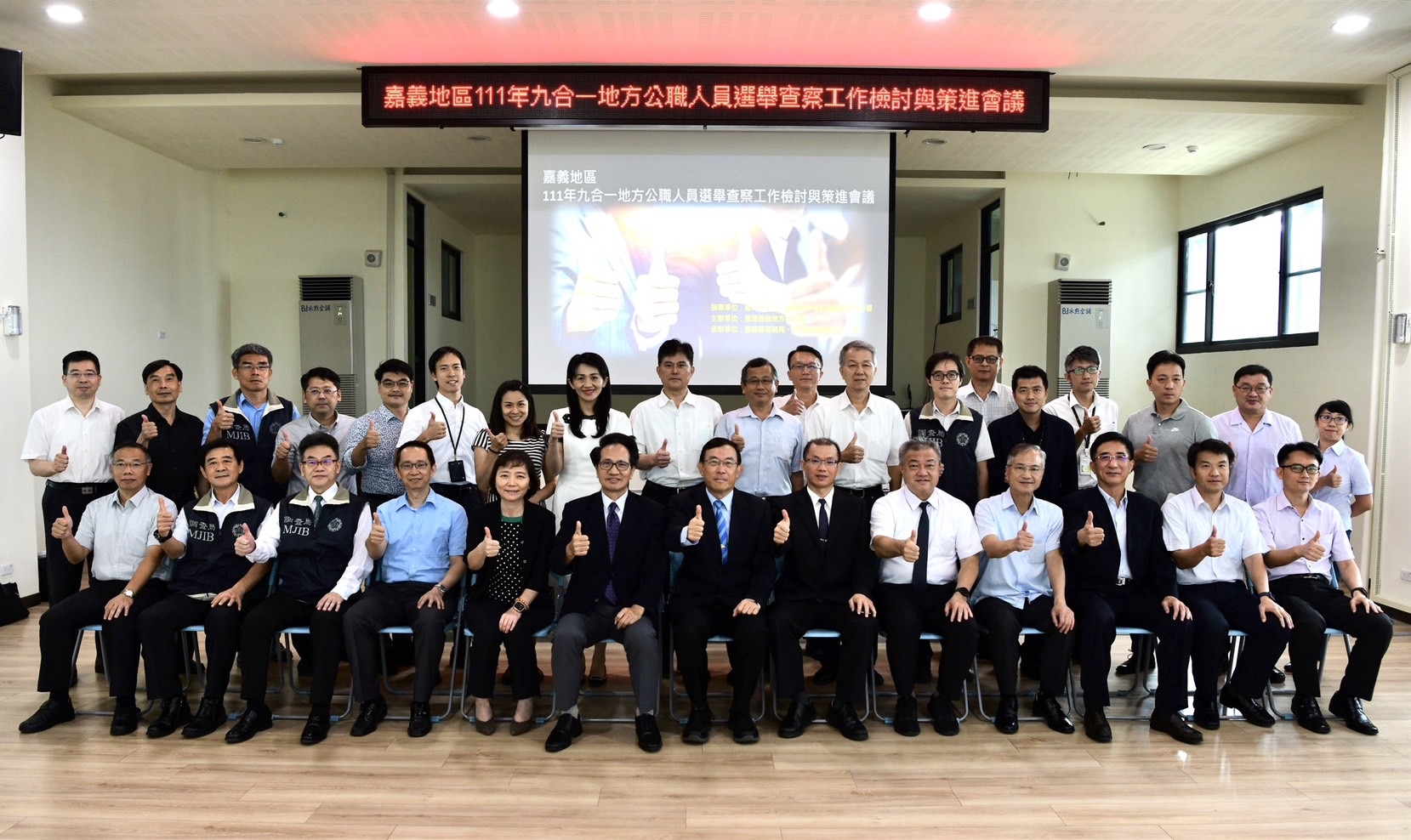 邢泰釗馬不停蹄趕往嘉義地區慰問查賄團隊努路，盼透過經驗傳承讓查賄工作做得更好。（最高檢提供）