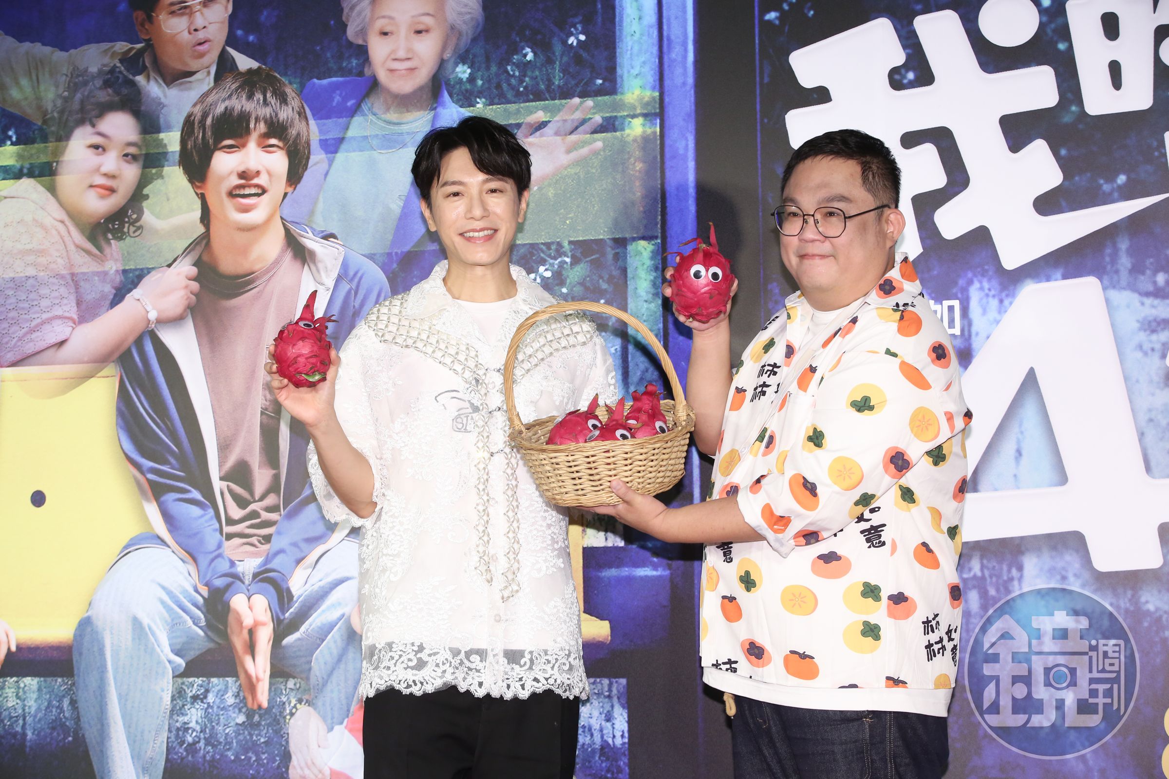 導演林孝謙帶來火龍果祝票房大賣,演唱主題曲的韋禮安也現身支持。