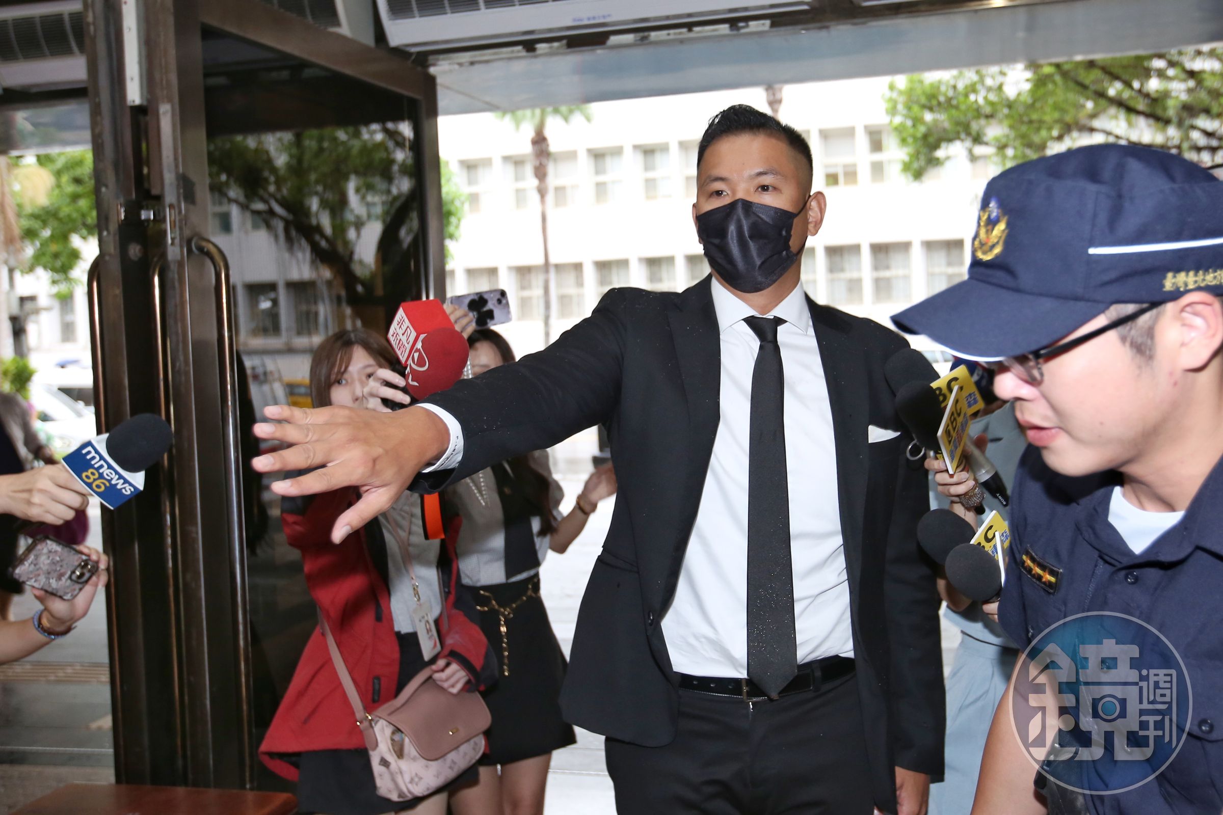 陳建州在被包圍狀態下緩緩走進北檢。